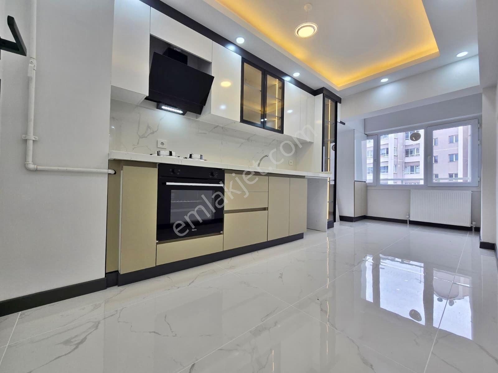 Elvankent'te Sitede 3+1 Asansörlü Ultra Lüks Yapılı Ara Kat Ev