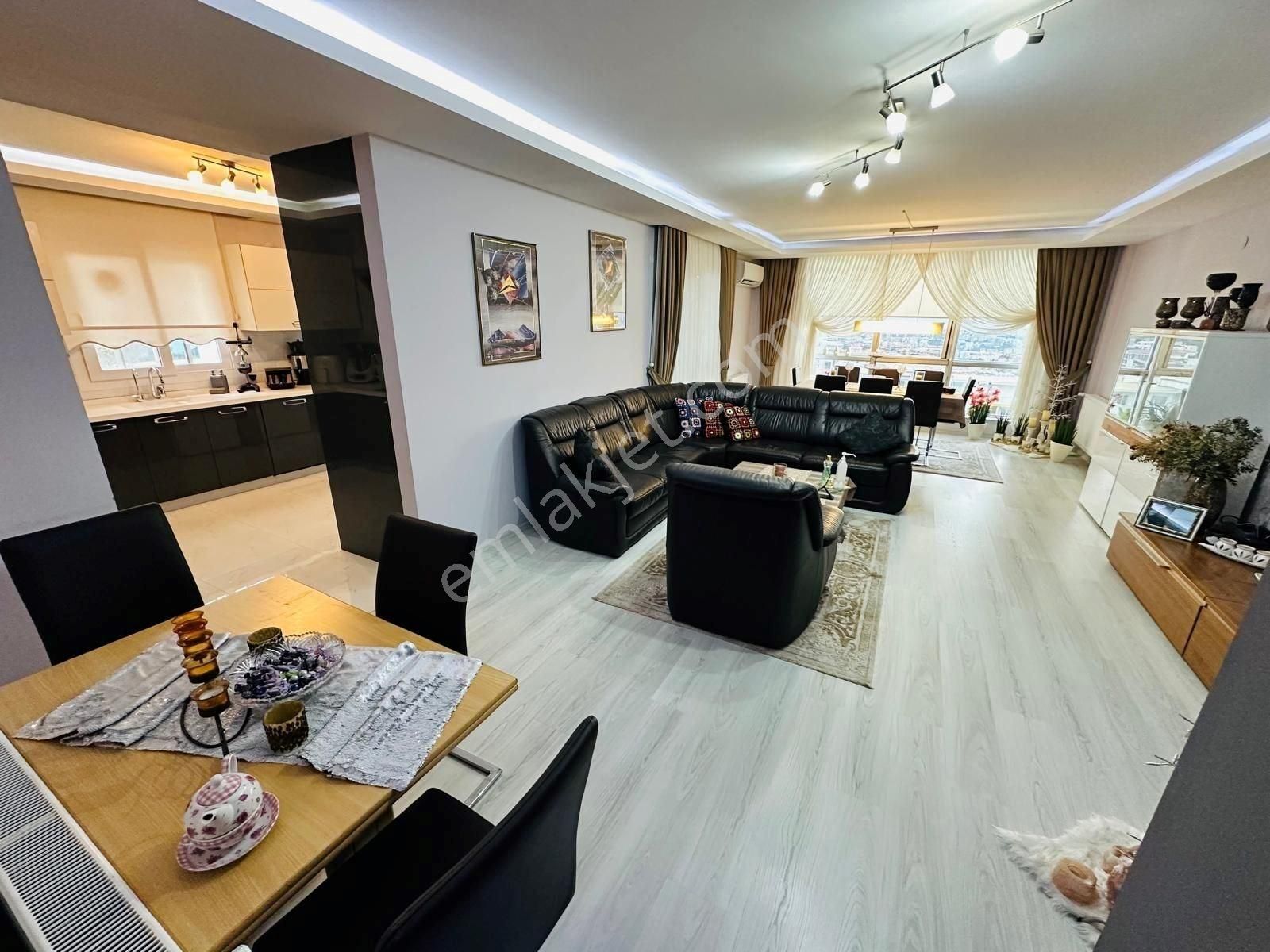 Kuşadası Ege'de Deniz Manzaralı, Havuzlu Sitede 200 M² 4+1 Satılık Lüks Daire - Görsel 6