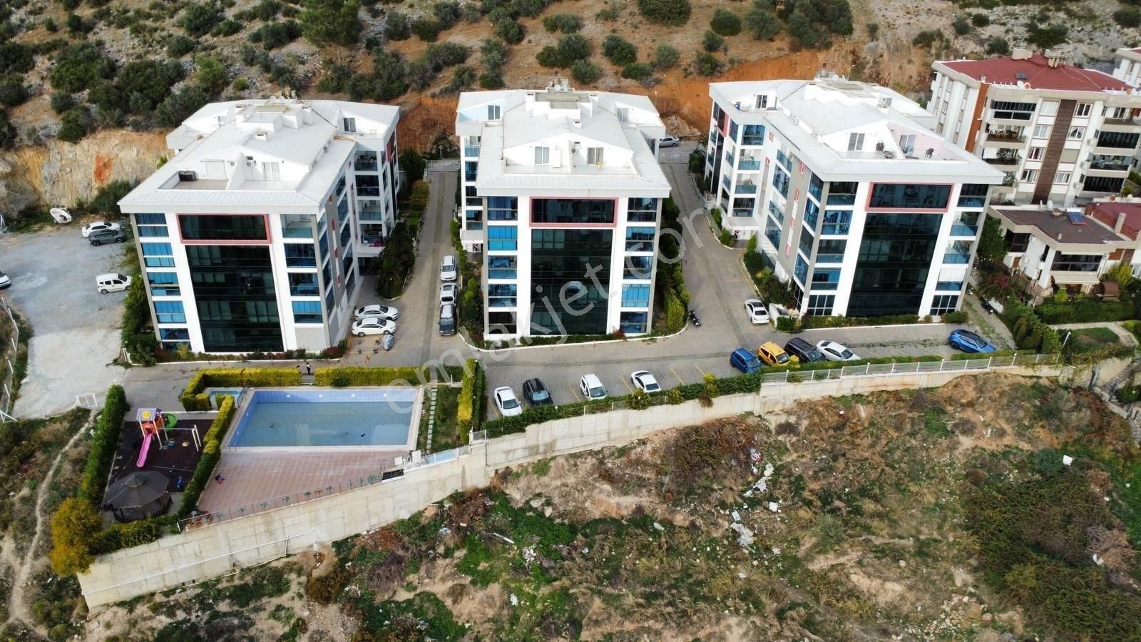 Kuşadası Ege'de Deniz Manzaralı, Havuzlu Sitede 200 M² 4+1 Satılık Lüks Daire
