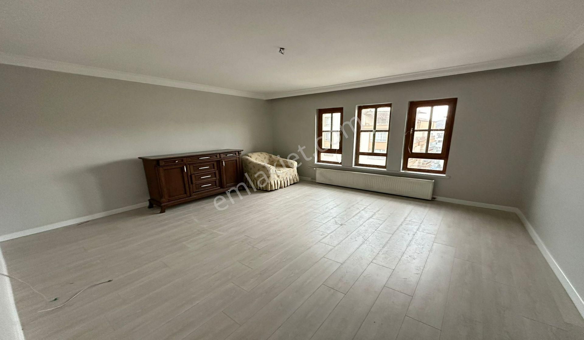 Yayla Seyitler Caddesinde 2.katta Çift Balkonlu Ön Cephe - Görsel 8