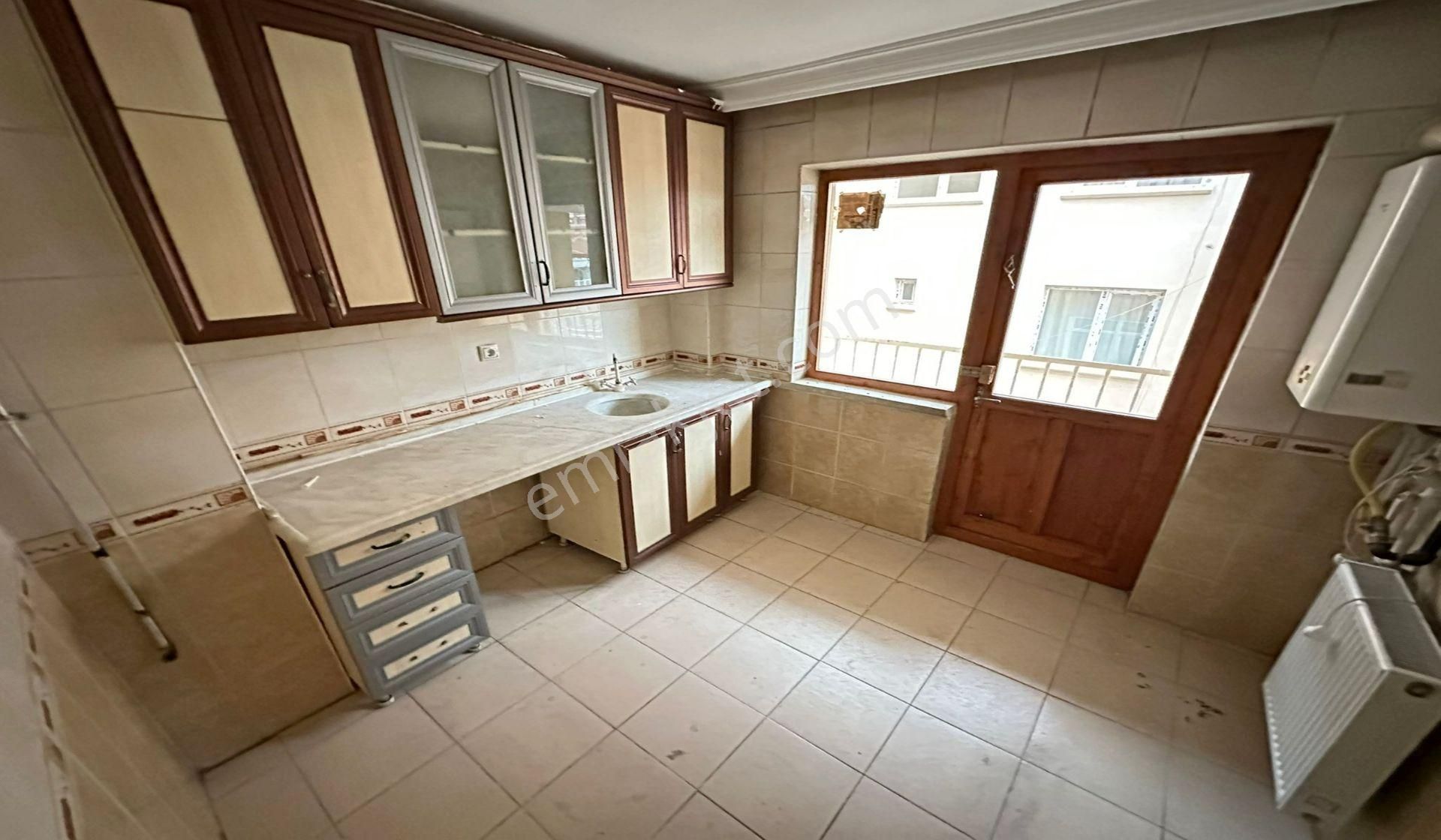 Yayla Seyitler Caddesinde 2.katta Çift Balkonlu Ön Cephe - Görsel 2