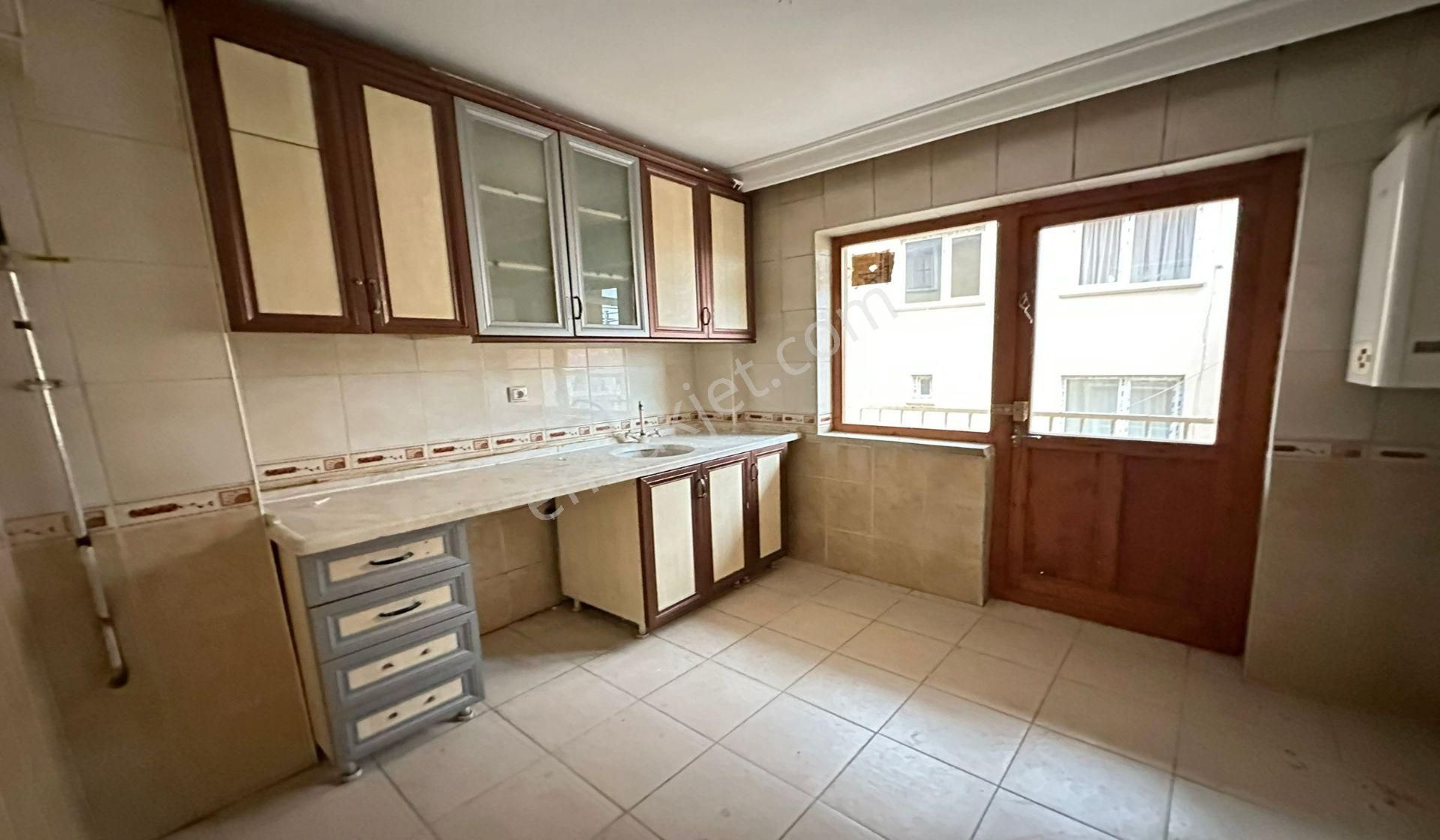 Yayla Seyitler Caddesinde 2.katta Çift Balkonlu Ön Cephe - Görsel 3