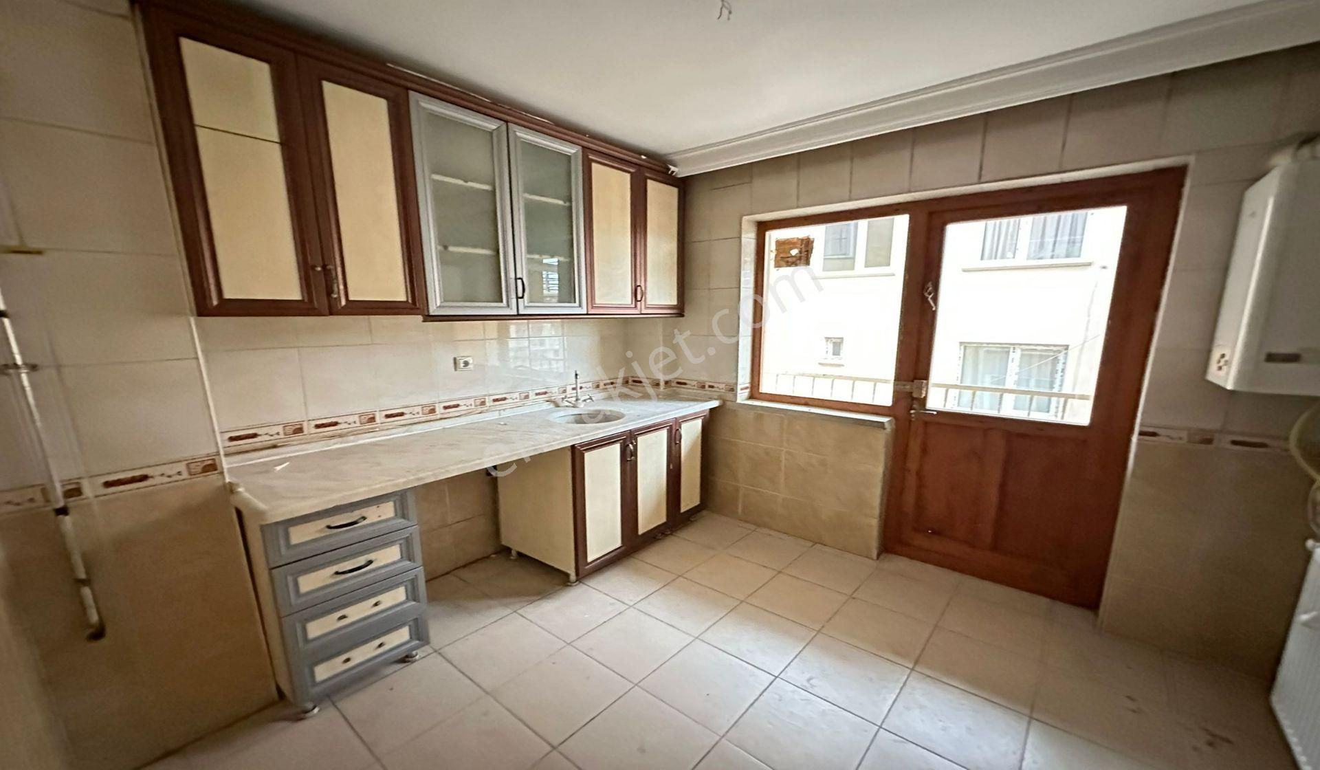 Yayla Seyitler Caddesinde 2.katta Çift Balkonlu Ön Cephe - Görsel 4