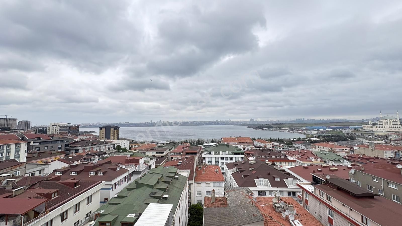 Cumhuriyet Mahallesinde Önü Açık,göl Manzaralı 2+1 Kiralık Daire