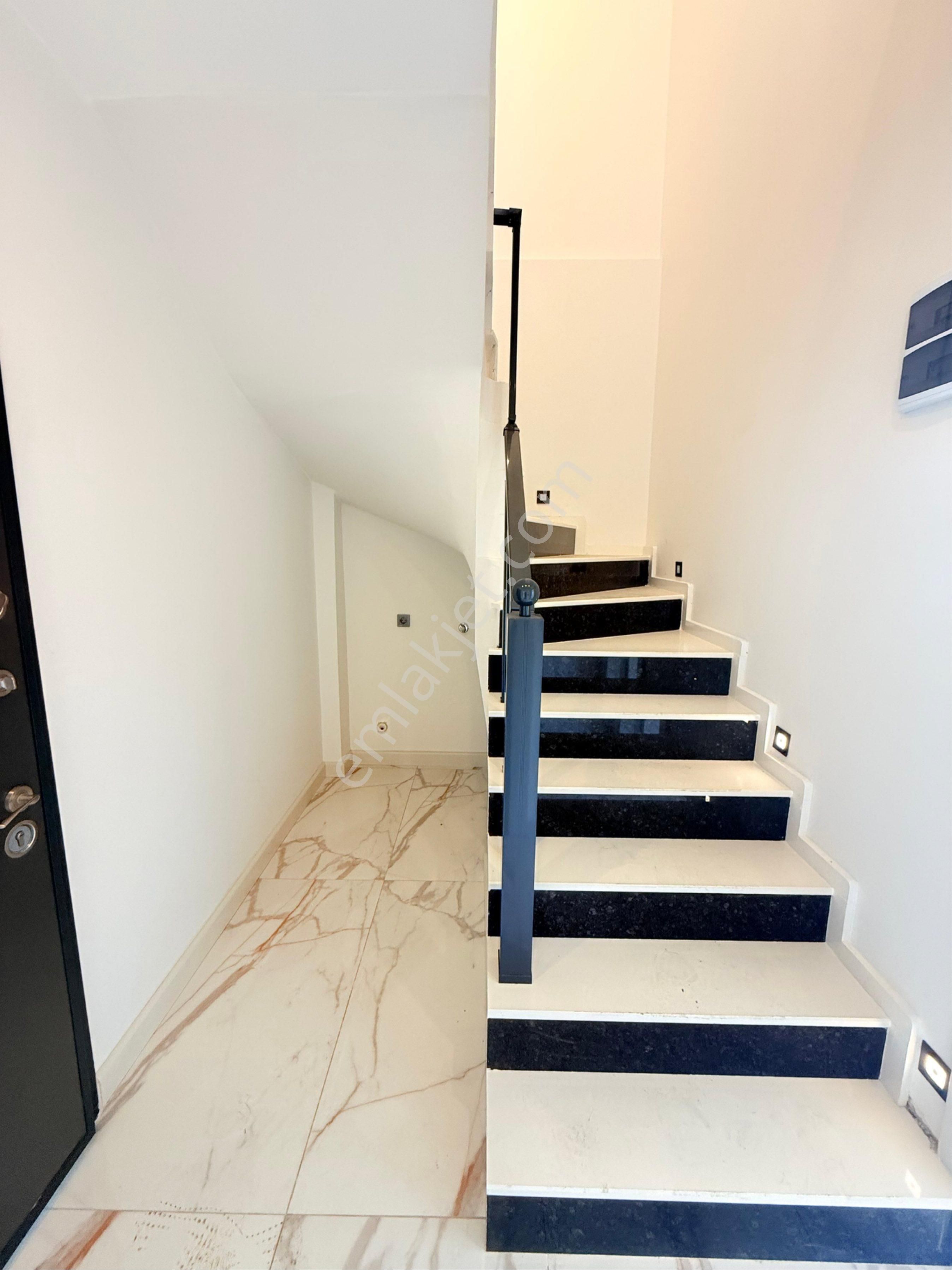 Didim Çamlık Mahallesinde Denize Yürüme Mesafesinde Asansörlü Modern Tasarımlı 3+1 Dubleks - Görsel 22