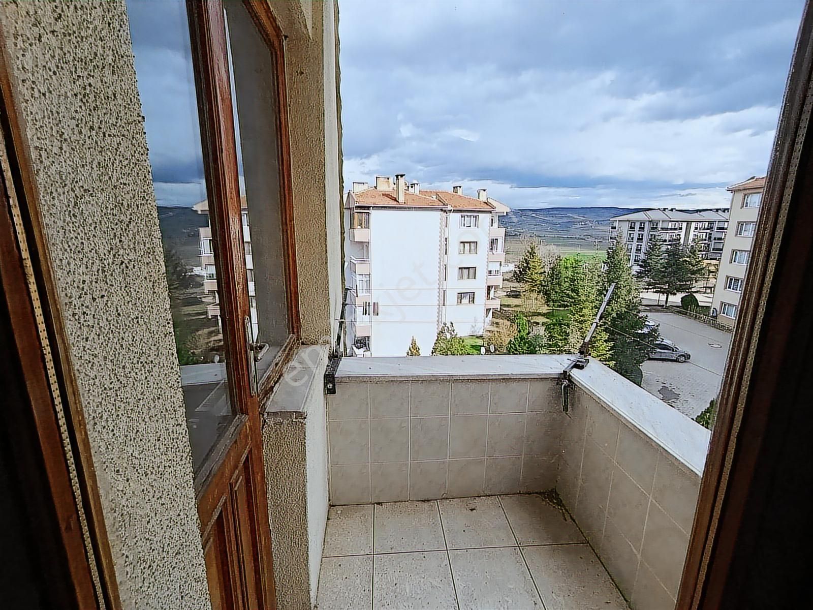 Kariyer'den Satılık Site İçi Arakt Daire - Görsel 3