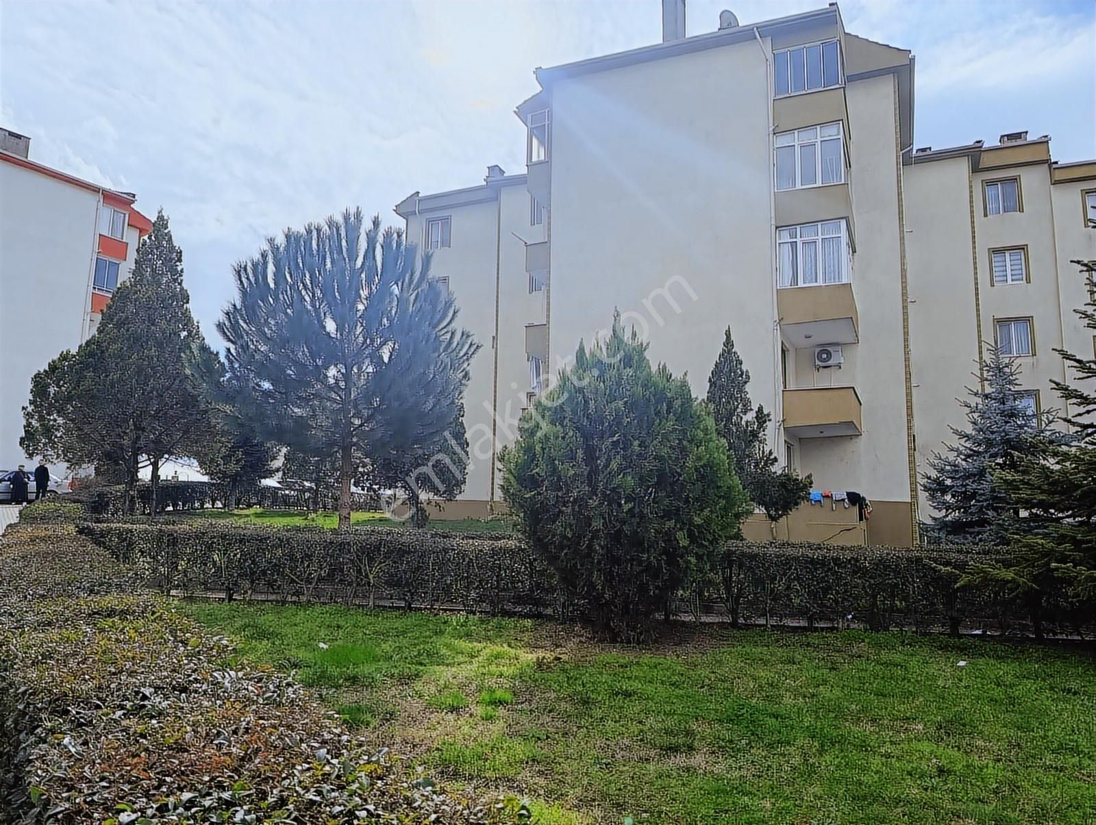 Kariyer'den Satılık Site İçi Arakt Daire