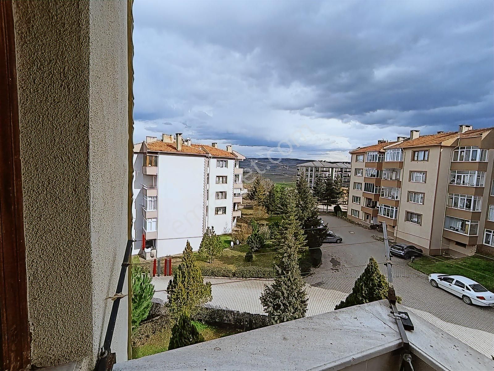 Kariyer'den Satılık Site İçi Arakt Daire - Görsel 2