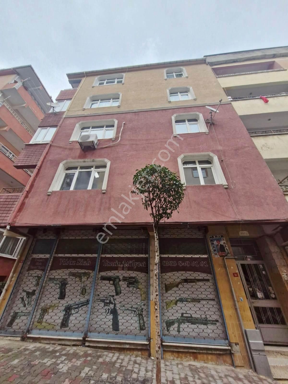 Fatih Emlak Tan 3+1 Cuma Pazarına Yakın Metro Metrobuse Yakın