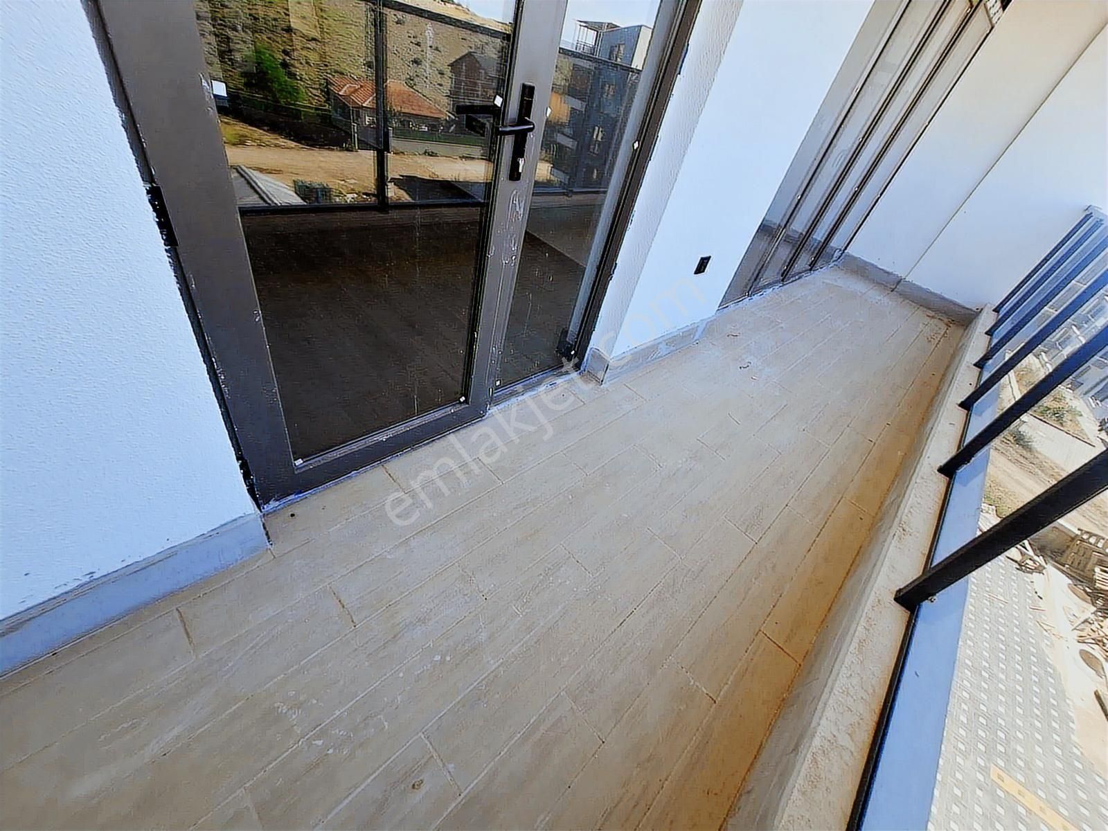 İncek Emlak'tan Geniş M2 Masrafsız İskanlı 1+1 Satılık Daire - Görsel 4