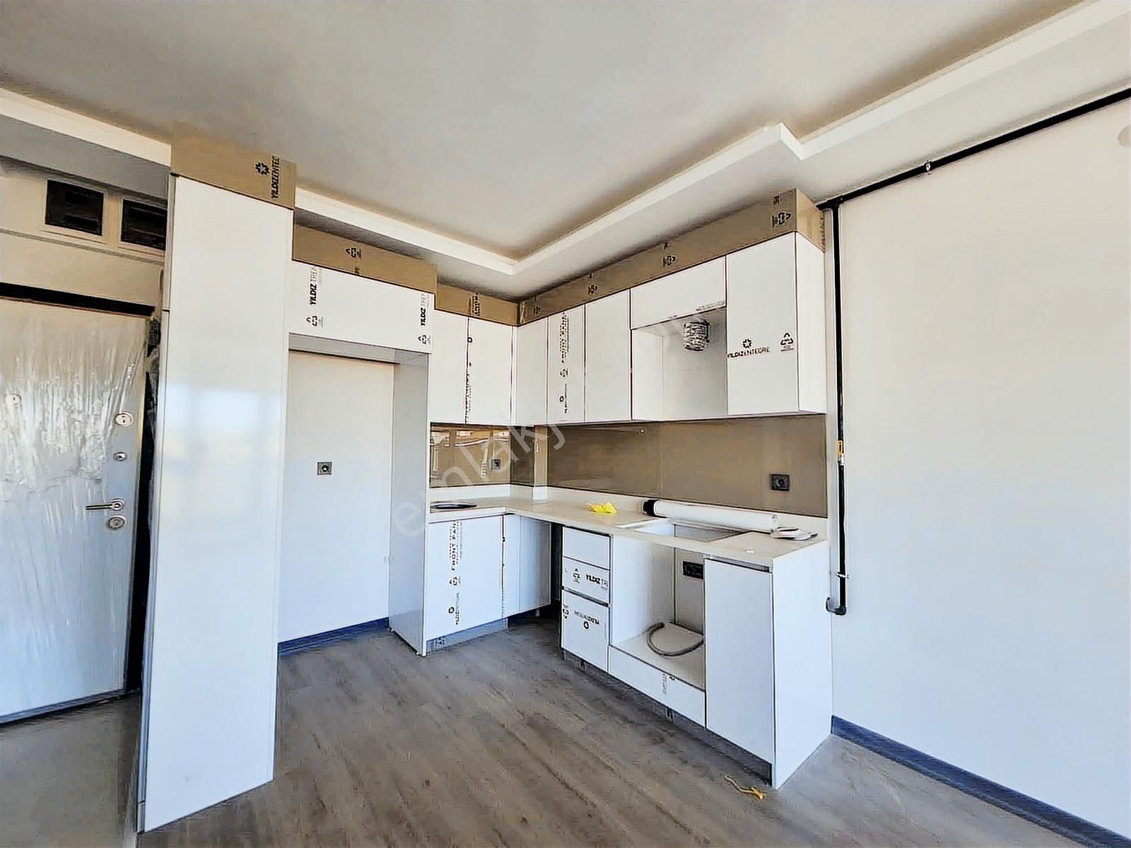 İncek Emlak'tan Geniş M2 Masrafsız İskanlı 1+1 Satılık Daire - Görsel 2