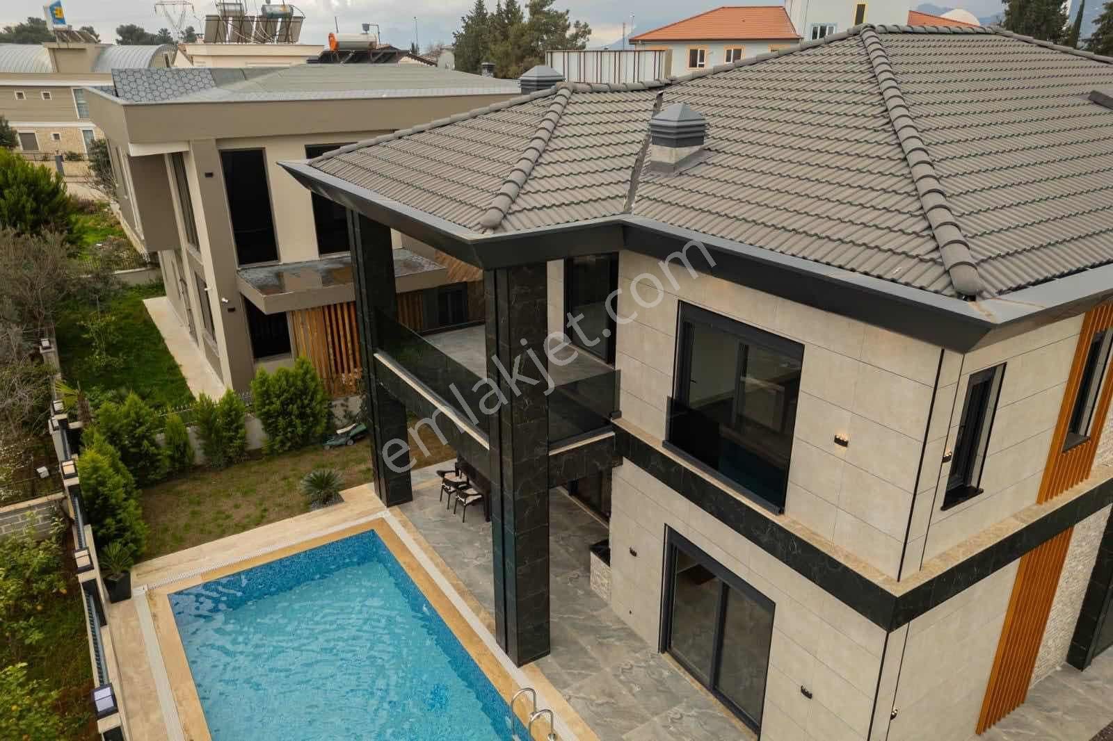 Acil Satılık Döşemealtı Yalınlı Mah. 5+1 Ultra Lüks Villa