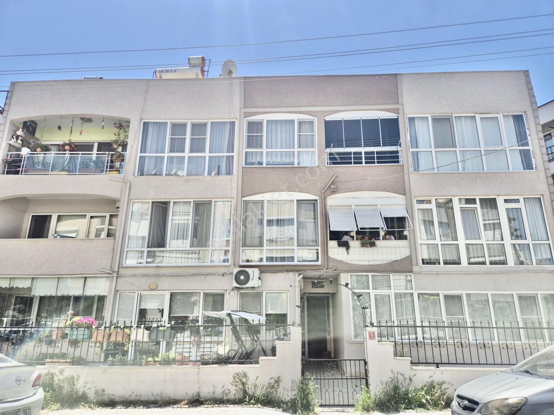 ▓zeytinli Gayrimenkul'den Akçay Merkez'de Denize Yakın 3+1 Satılık Daire