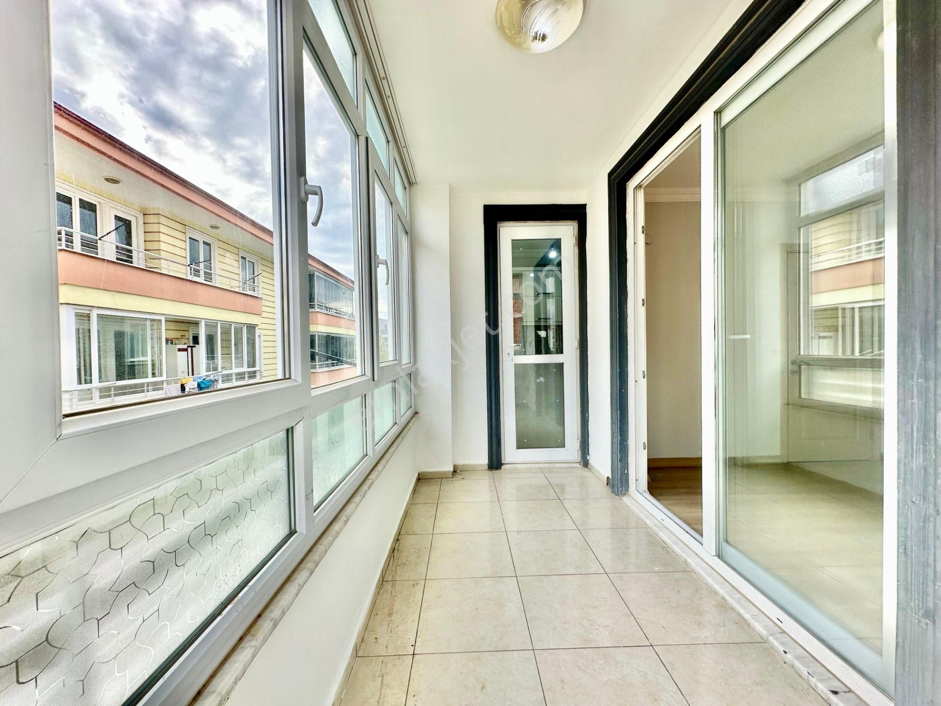 ꧁ay Emlak'tan꧂akçay'da Arakat Ayrı Mutfaklı Geniş Kapalı Balkonlu Arakat Satılık 2+1 Geniş Daire