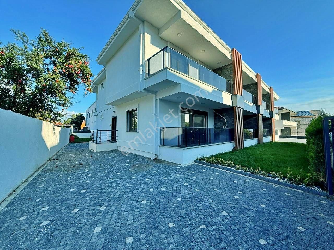 Uytundan Akçay'da Özel Otoparklı Sıfır 3+1 Lüks Villa - Görsel 14