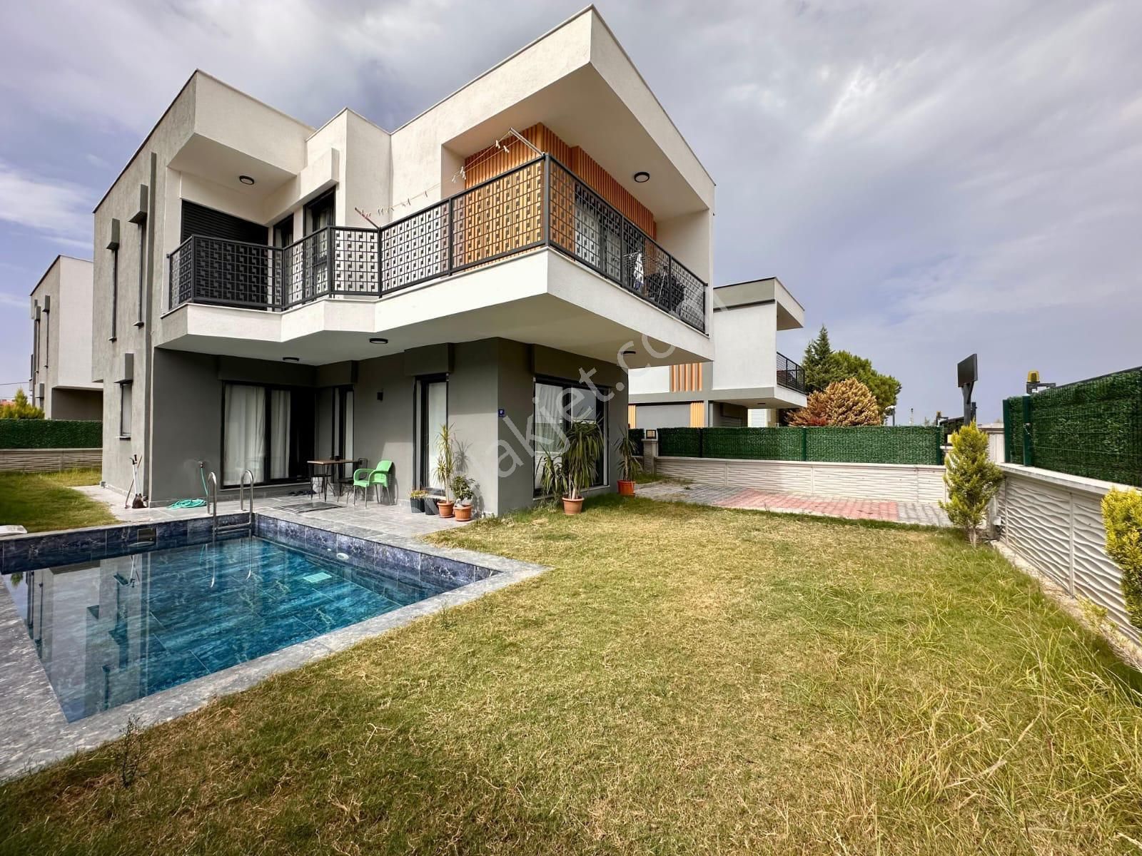 Güzelçamlı'da Tek Müstakil Özel Havuzlu 3+1 Satılık Villa