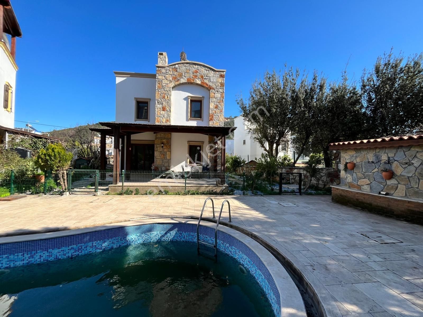 Torba'da Ortak Havuzlu, Eşyalı Müstakil Dublex