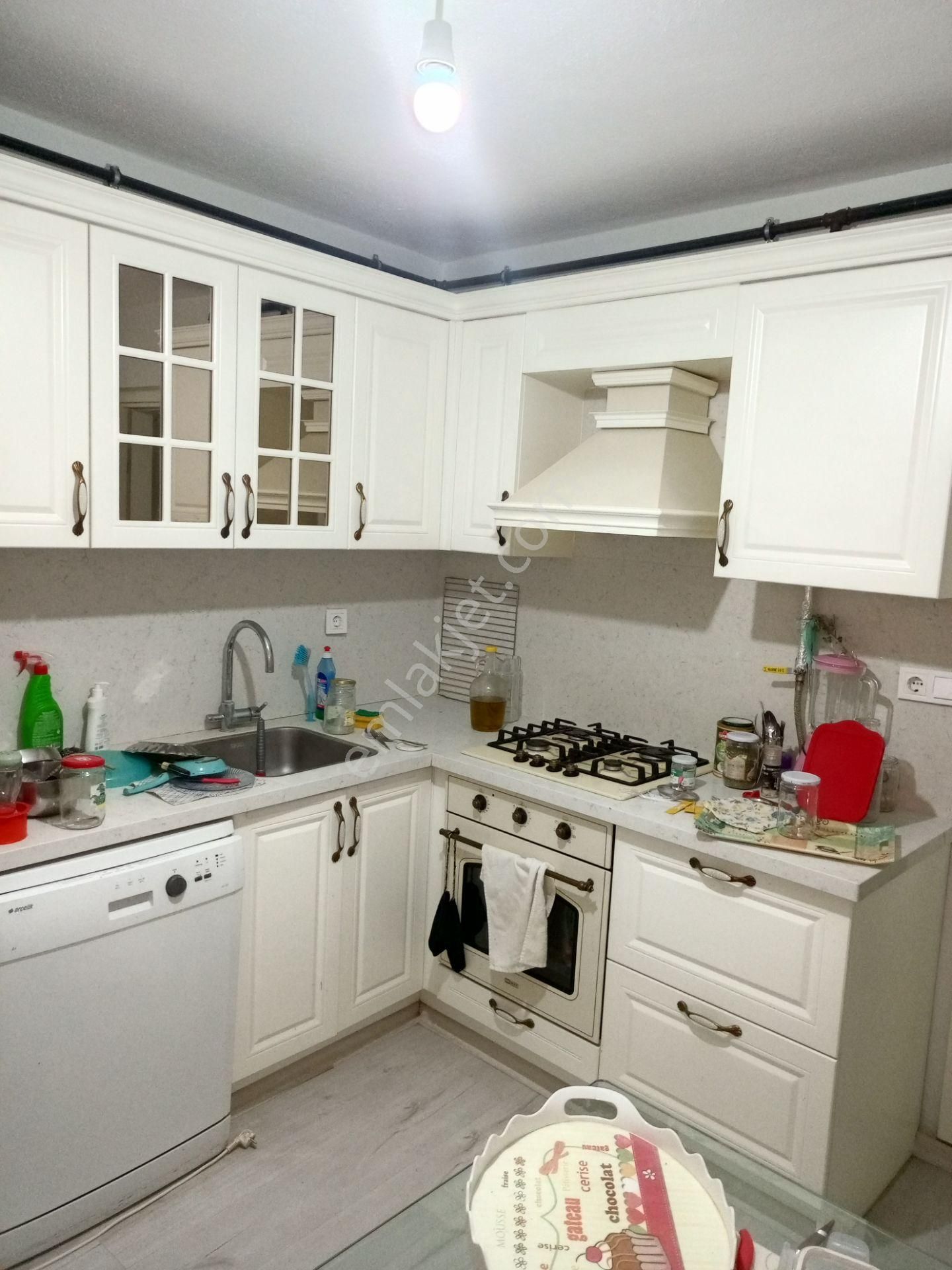 Menemen Kasımpaşa Mahallesi Çarşı Merkezde Kiralık 3+1 Ara Kat Geniş Daire