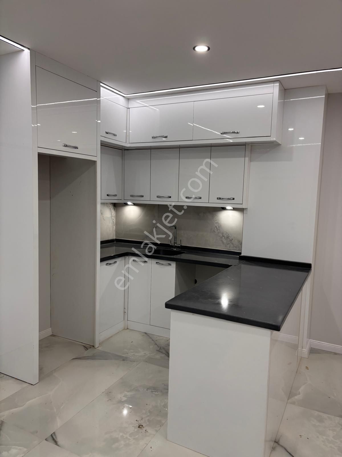 Liman Yoluna 170 Metre Müstakil Havuzlu Sıfır 3+1 Villa - Görsel 12