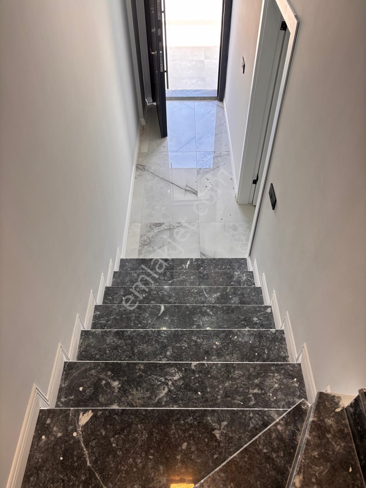 Liman Yoluna 170 Metre Müstakil Havuzlu Sıfır 3+1 Villa - Görsel 15