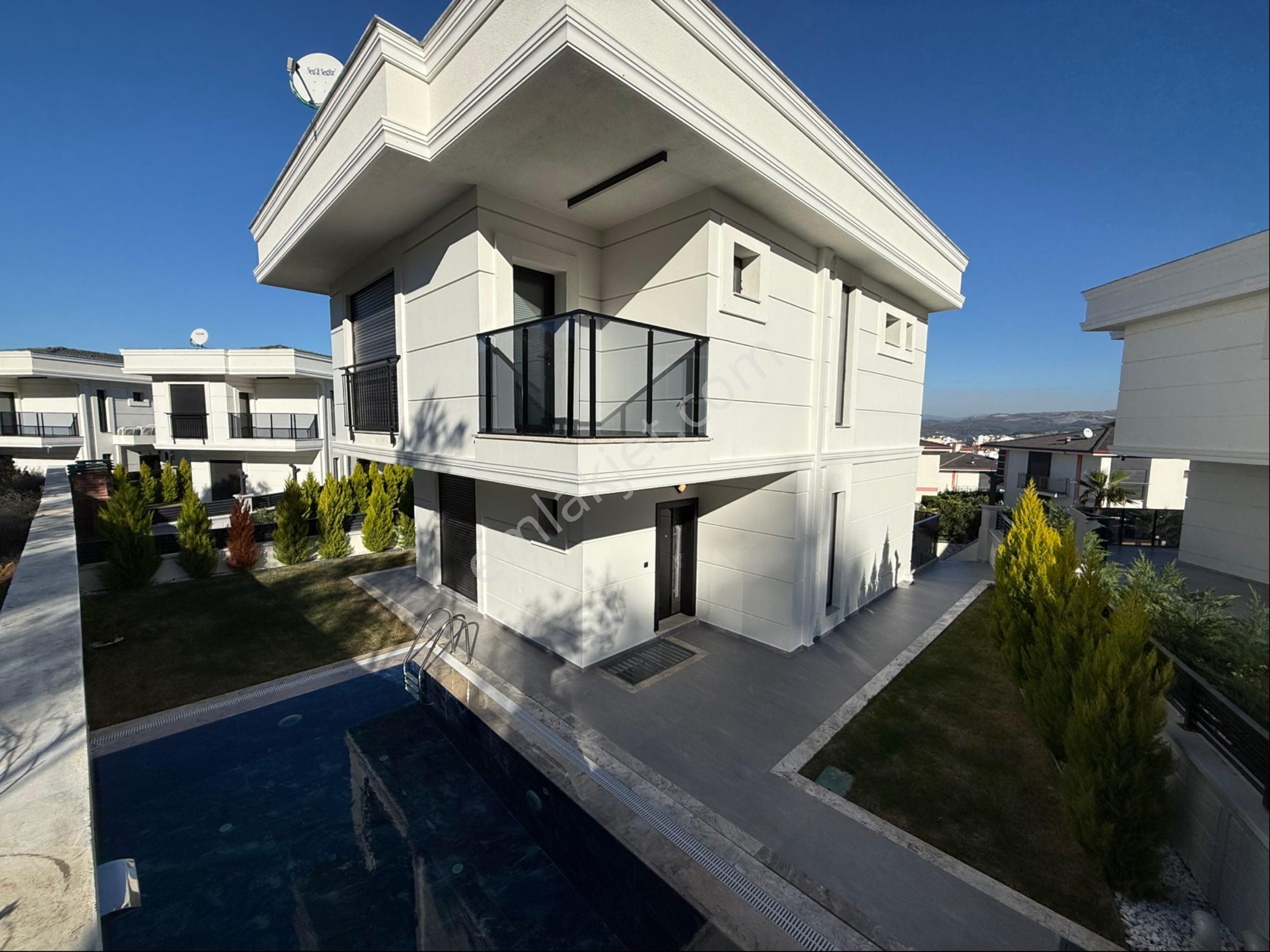 Kuşadası Davutlarda Satılık Deniz Manzaralı 5+2 Özel Havuzlu Villa - Görsel 4