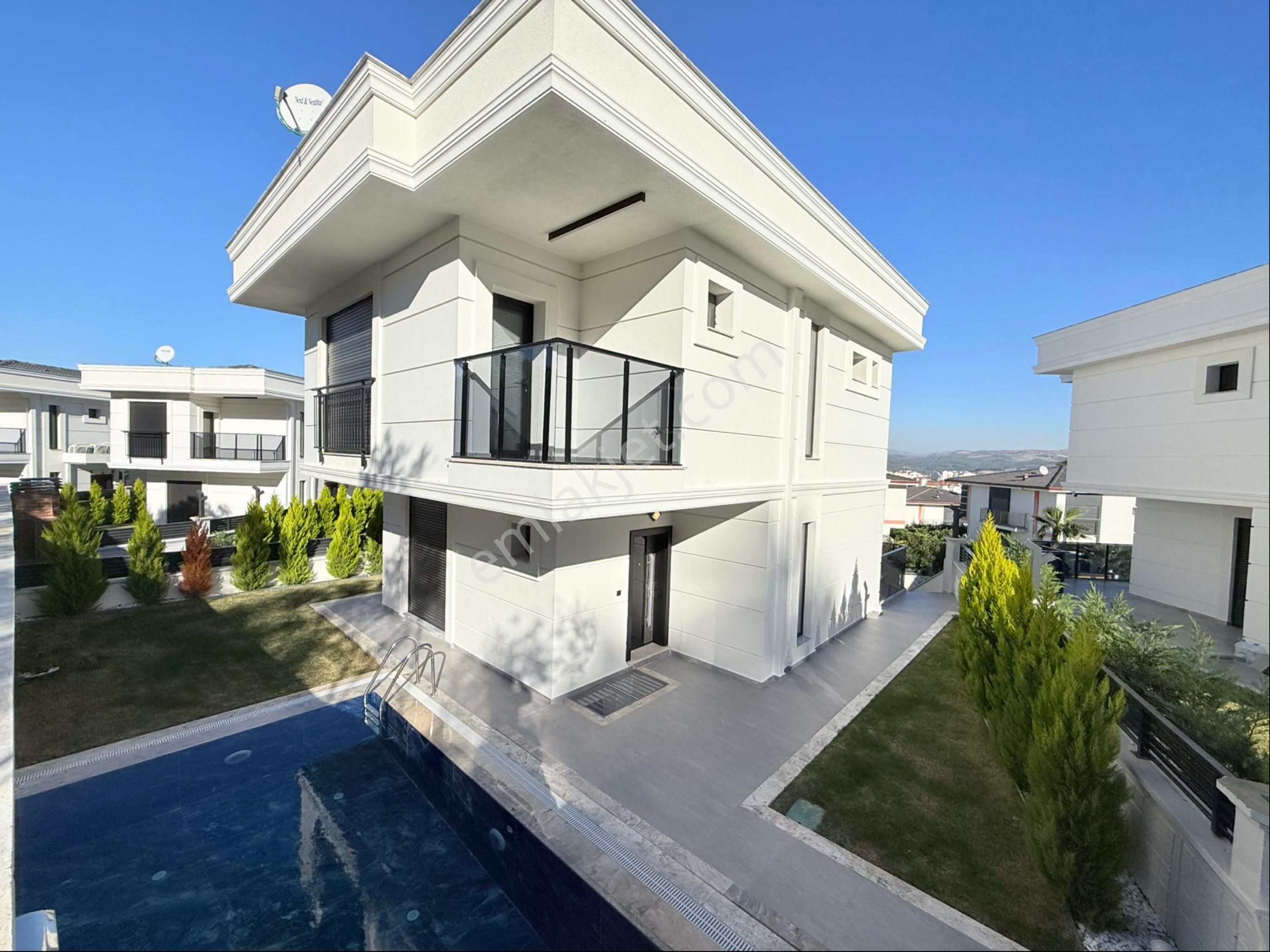 Kuşadası Davutlarda Satılık Deniz Manzaralı 5+2 Özel Havuzlu Villa