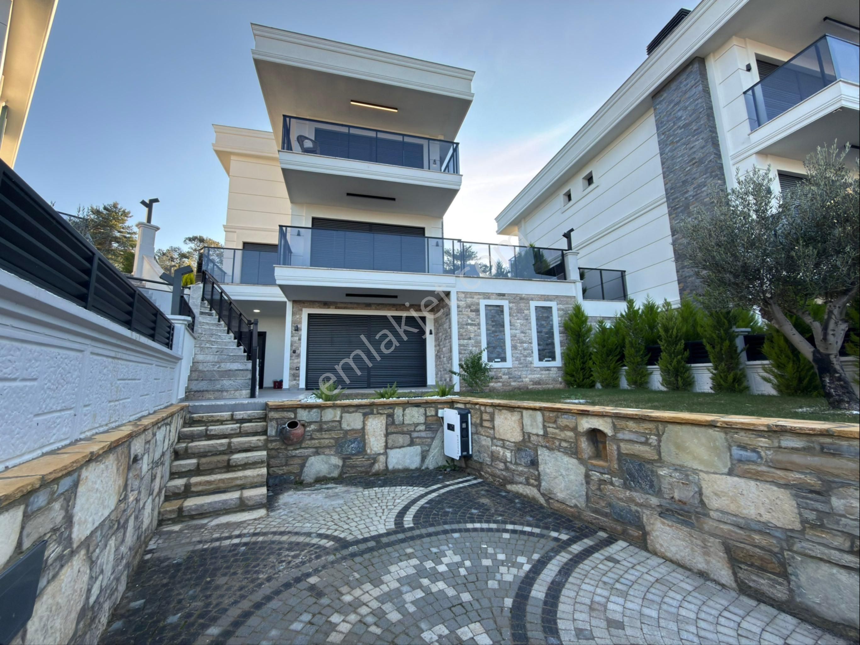 Kuşadası Davutlarda Satılık Deniz Manzaralı 5+2 Özel Havuzlu Villa - Görsel 7