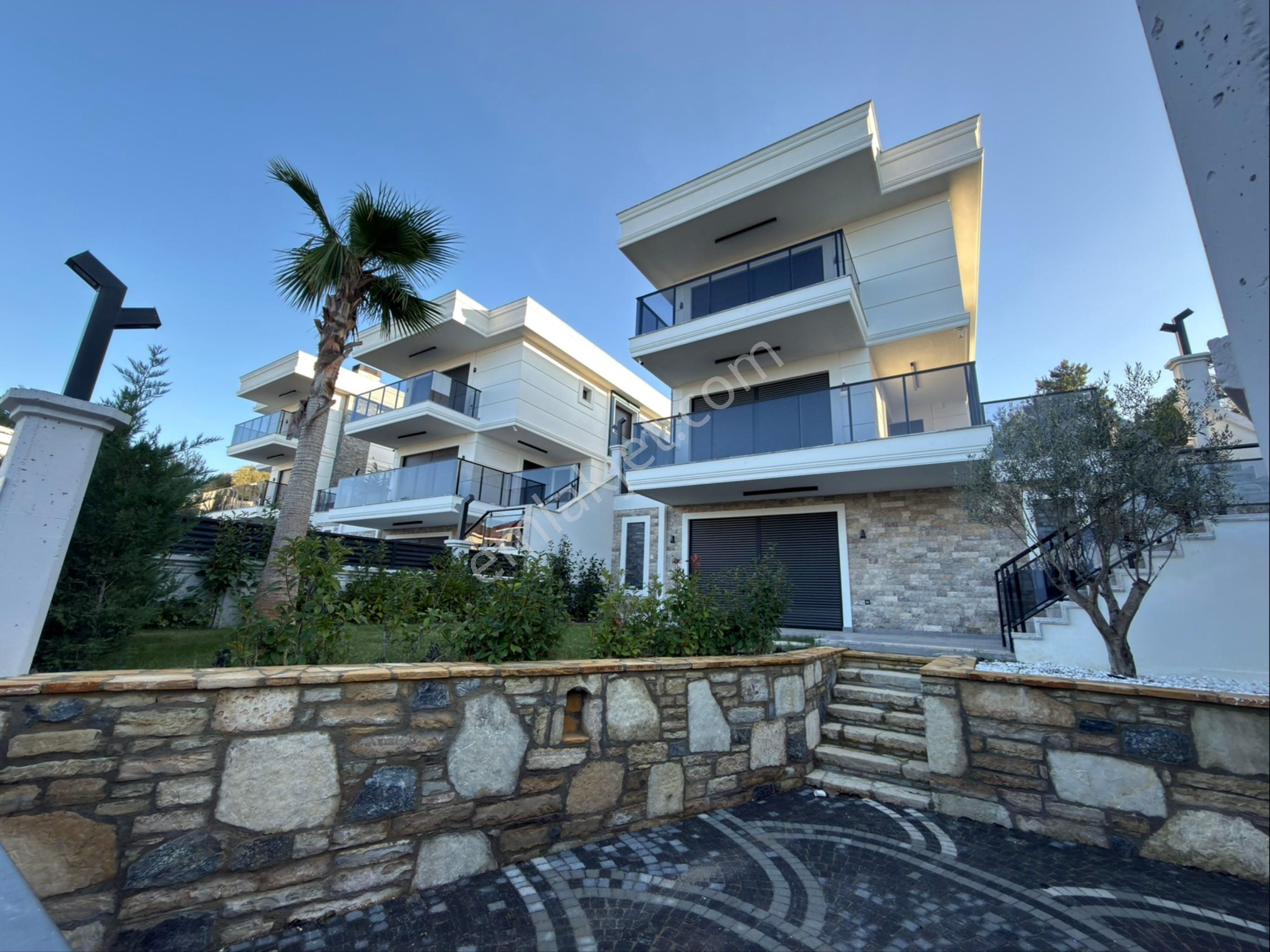 Kuşadası Davutlarda Satılık Deniz Manzaralı 5+2 Özel Havuzlu Villa - Görsel 6