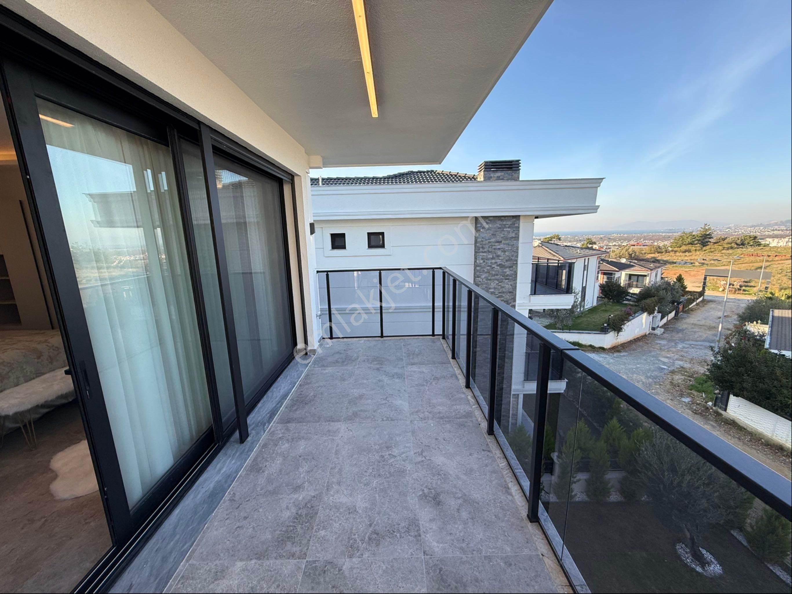 Kuşadası Davutlarda Satılık Deniz Manzaralı 5+2 Özel Havuzlu Villa - Görsel 8