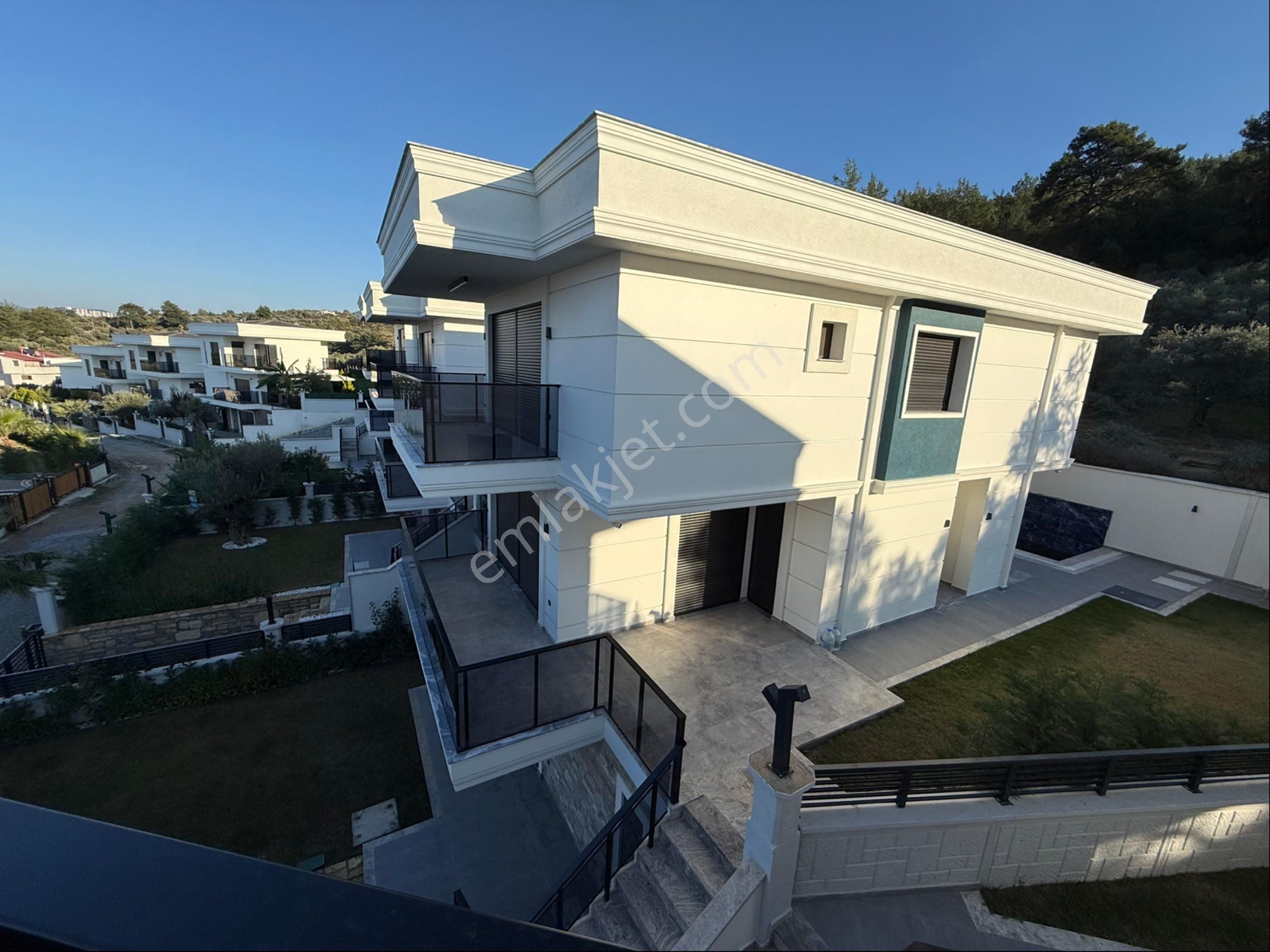 Kuşadası Davutlarda Satılık Deniz Manzaralı 5+2 Özel Havuzlu Villa - Görsel 13