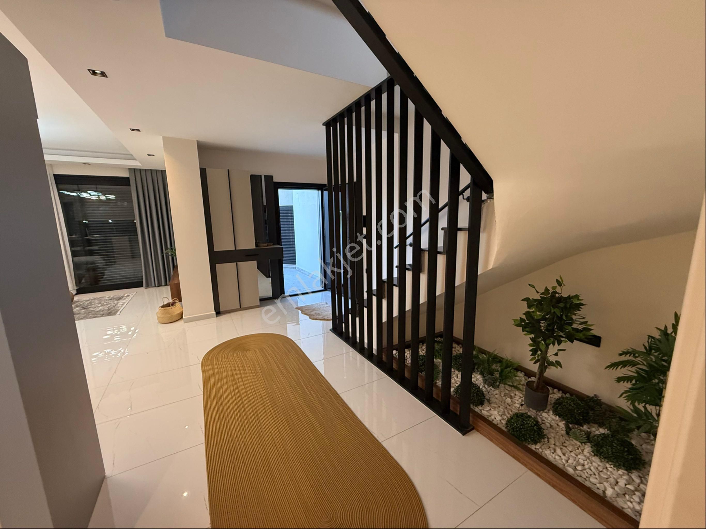 Kuşadası Davutlarda Satılık Deniz Manzaralı 5+2 Özel Havuzlu Villa - Görsel 31
