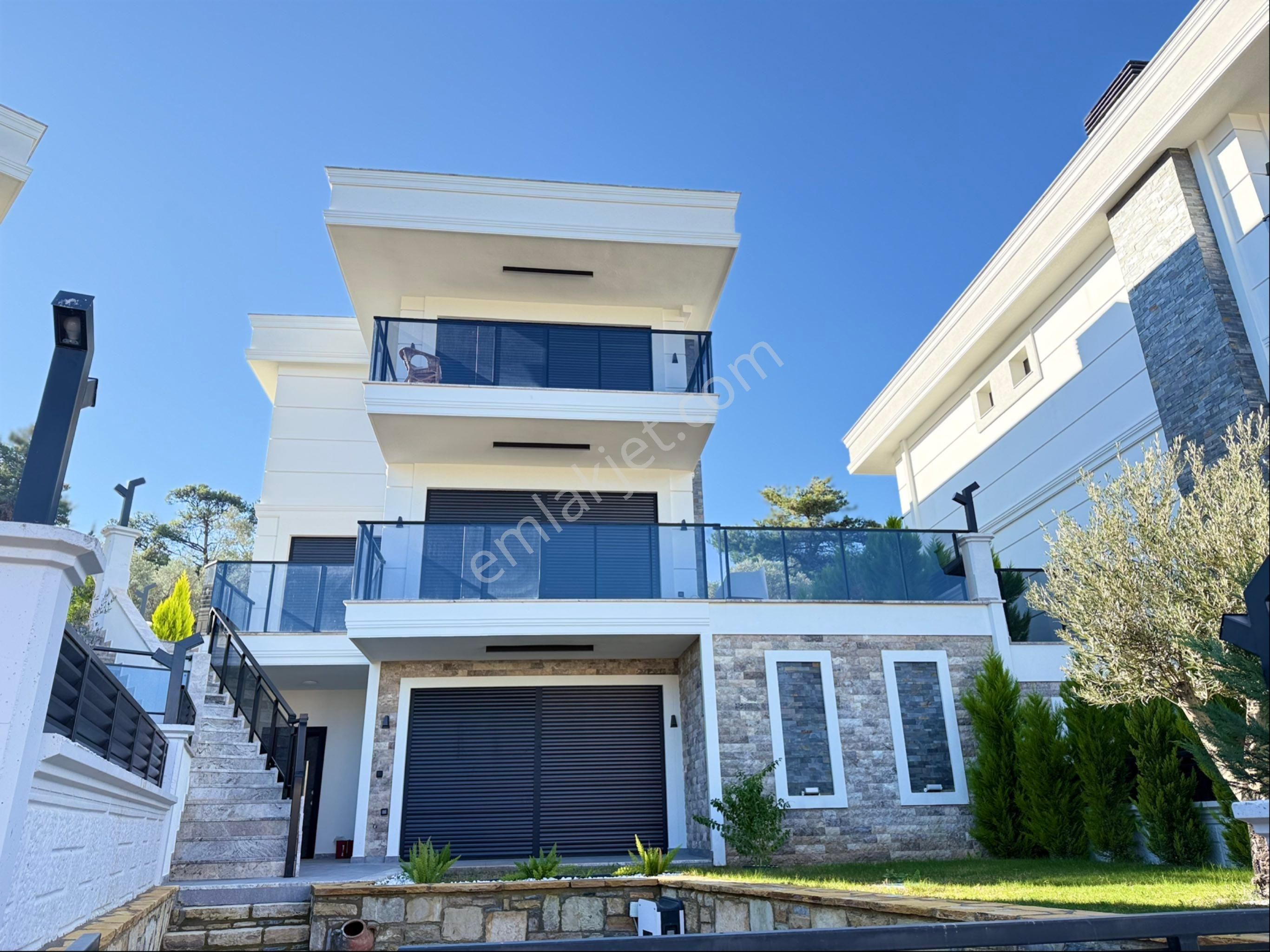 Kuşadası Davutlarda Satılık Deniz Manzaralı 5+2 Özel Havuzlu Villa - Görsel 3