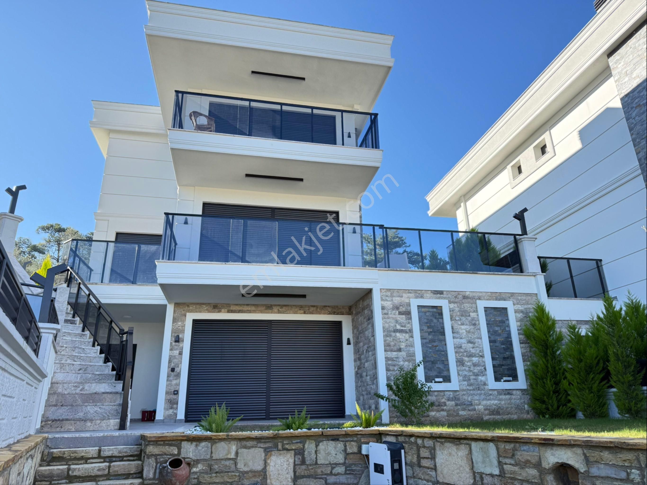 Kuşadası Davutlarda Satılık Deniz Manzaralı 5+2 Özel Havuzlu Villa - Görsel 5