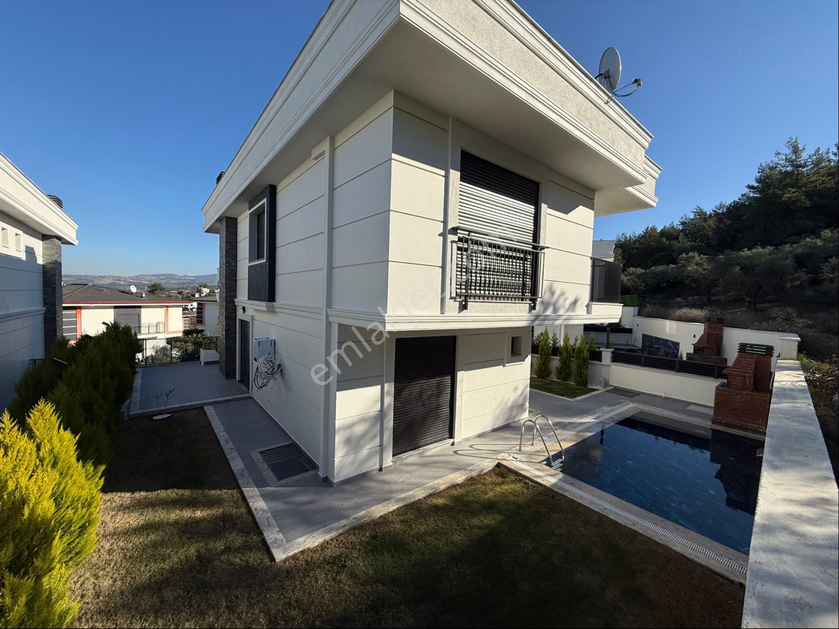 Kuşadası Davutlarda Satılık Deniz Manzaralı 5+2 Özel Havuzlu Villa - Görsel 2