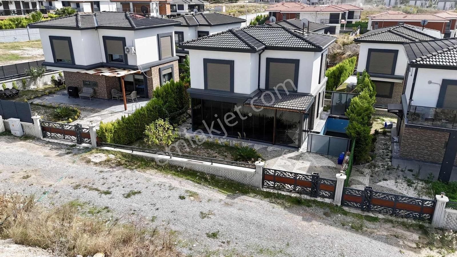 Kuşadası Davutlar'da Tek Müstakil Havuzlu Satılık 3+1 Villa - Görsel 4