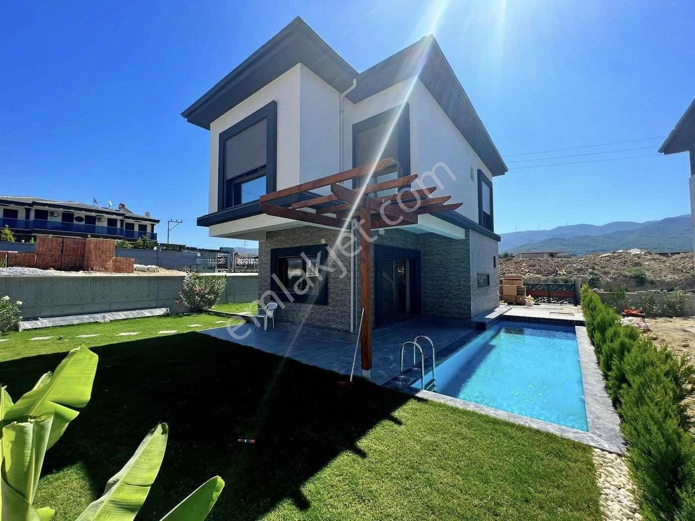 Kuşadası Davutlar'da Tek Müstakil Havuzlu Satılık 3+1 Villa