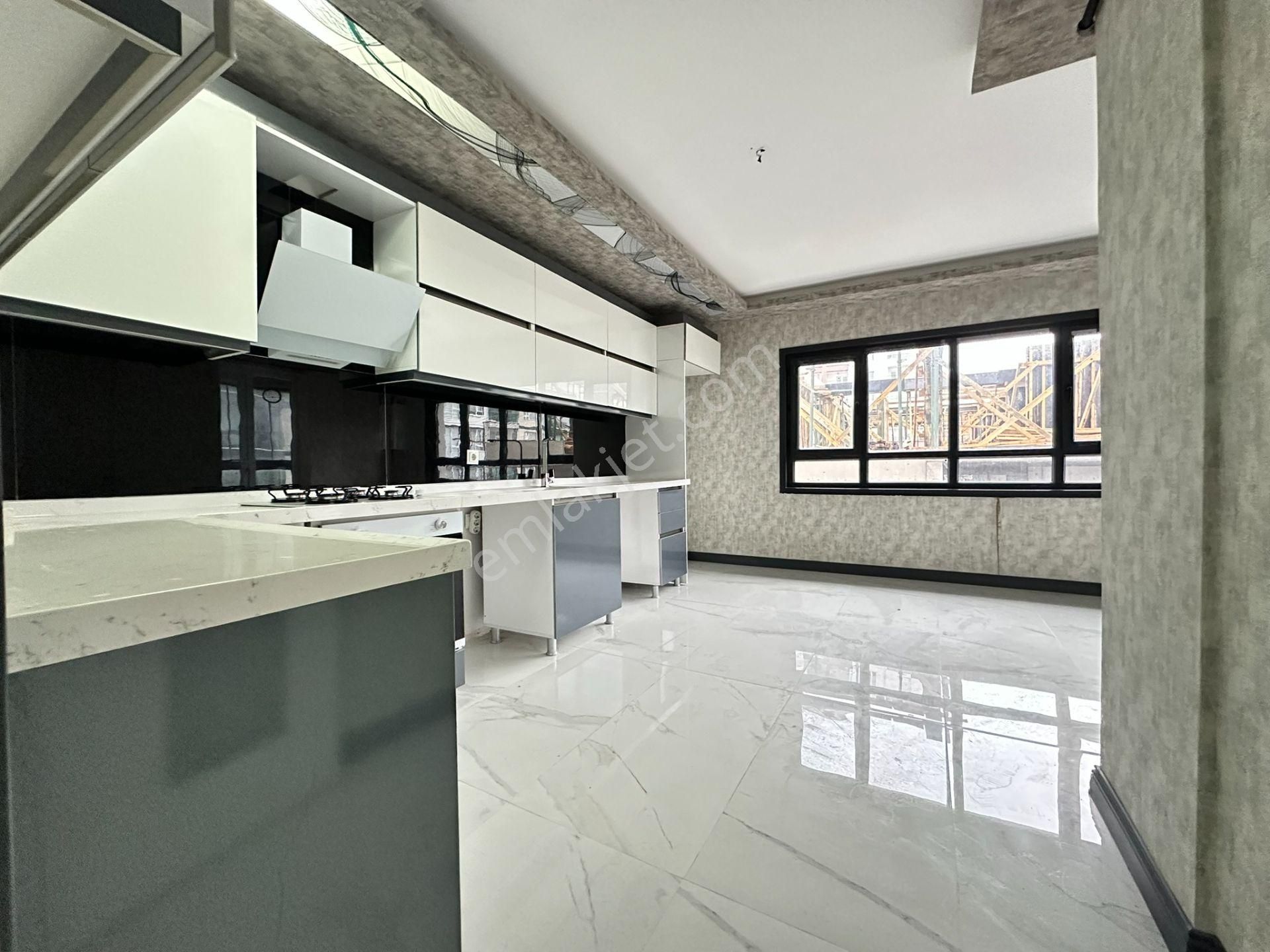 Mehmet Zengin Emlak'tan Kapalı Oto Parklı Çift Banyolu 4+1 7.kat Lüks Sitede Daire