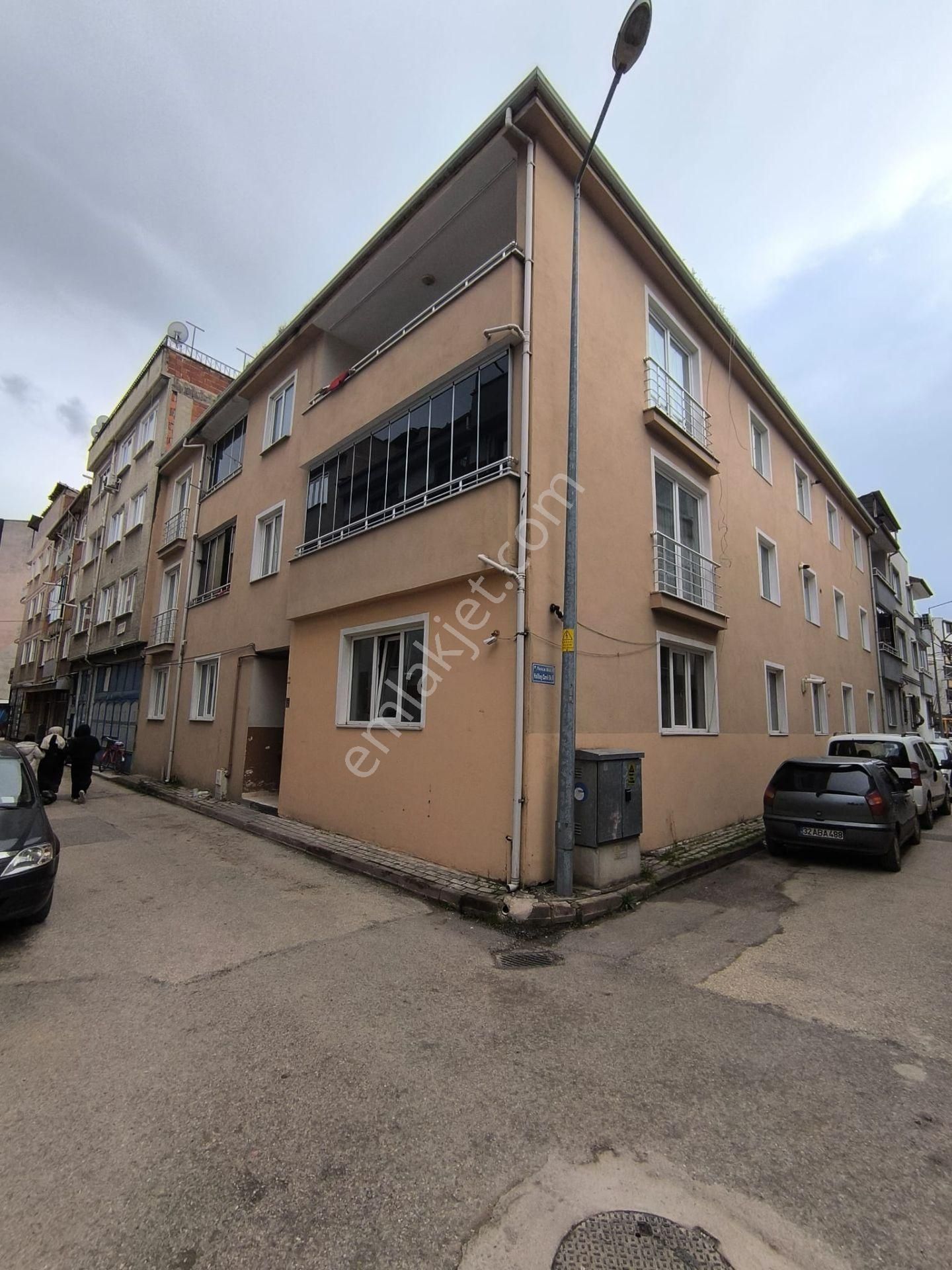 Kariyer'den Osmanbey Cad Arkası Köşe Bina Zemin Kat 3+1 Kiralık