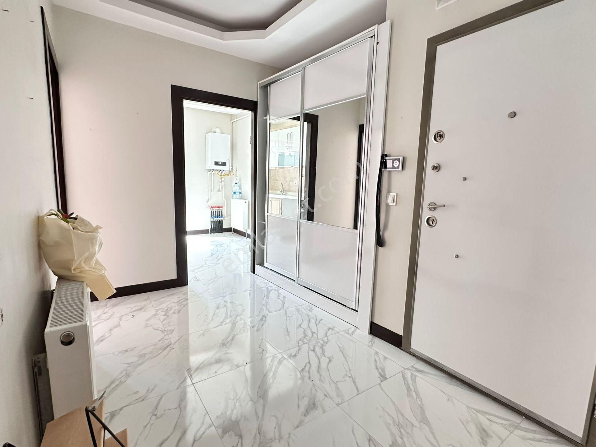 Vatan'dan Bademlik'te Cadde Yakını Yeni Bina Giriş Kat Balkonlu Masrafsız Yapılı Satılık 2+1