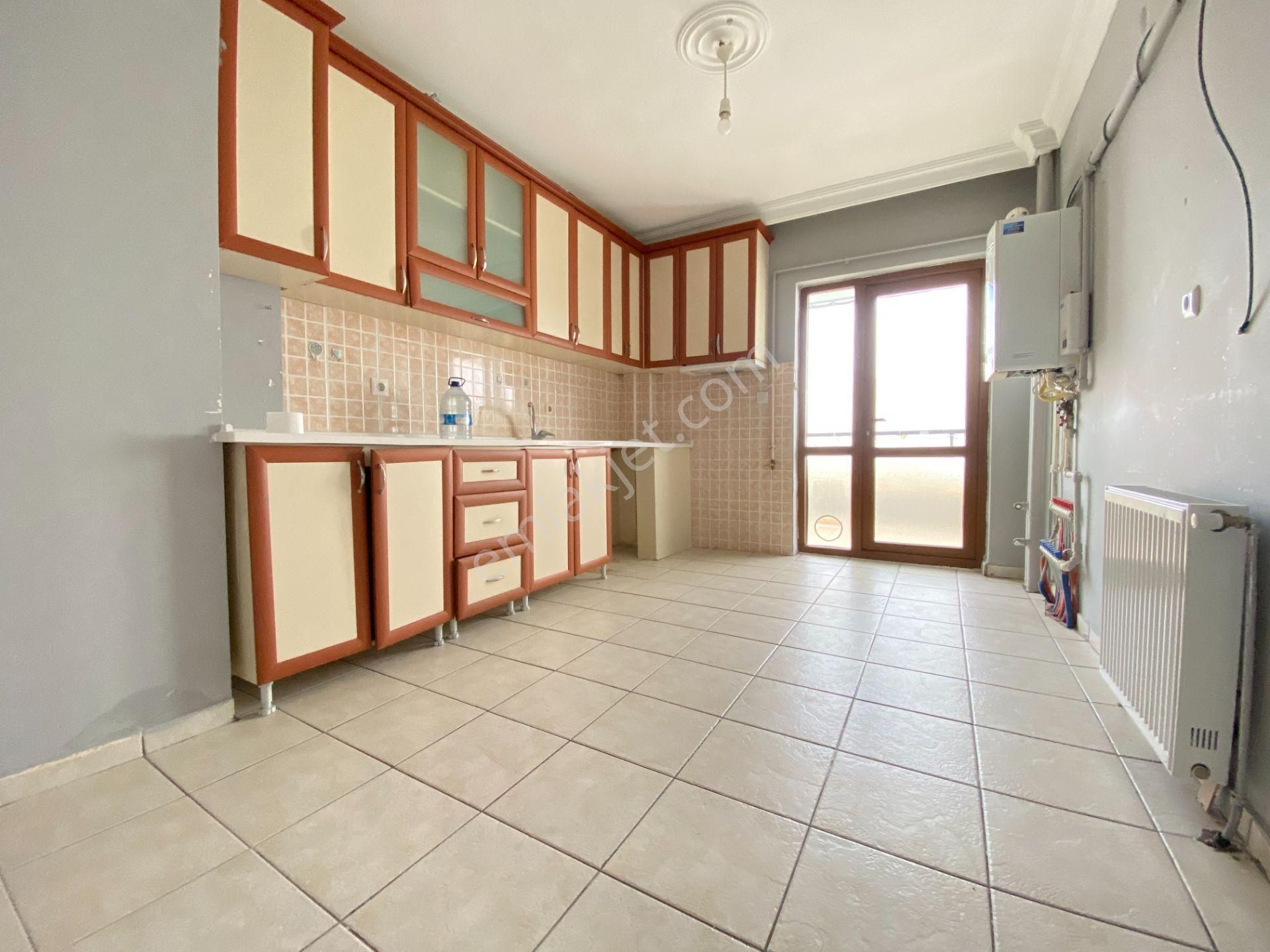 Gökçe Emlak'tan Sarayda Sitede Geniş 4+1 Asansörlü Güney.c Daire