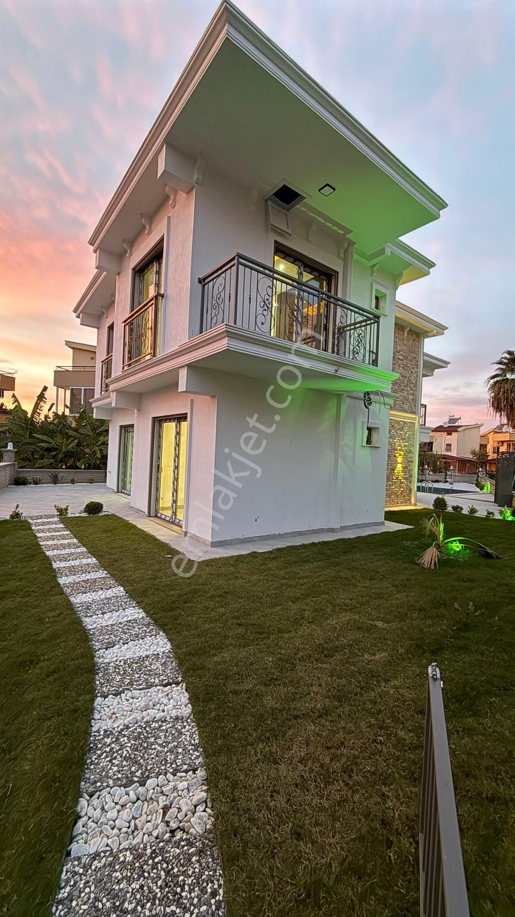 Kuşadası Satılık 550 Metre² Arsa Içınde Tek Müstakıl Özel Havuzu 4 + 1 Vılla - Görsel 5