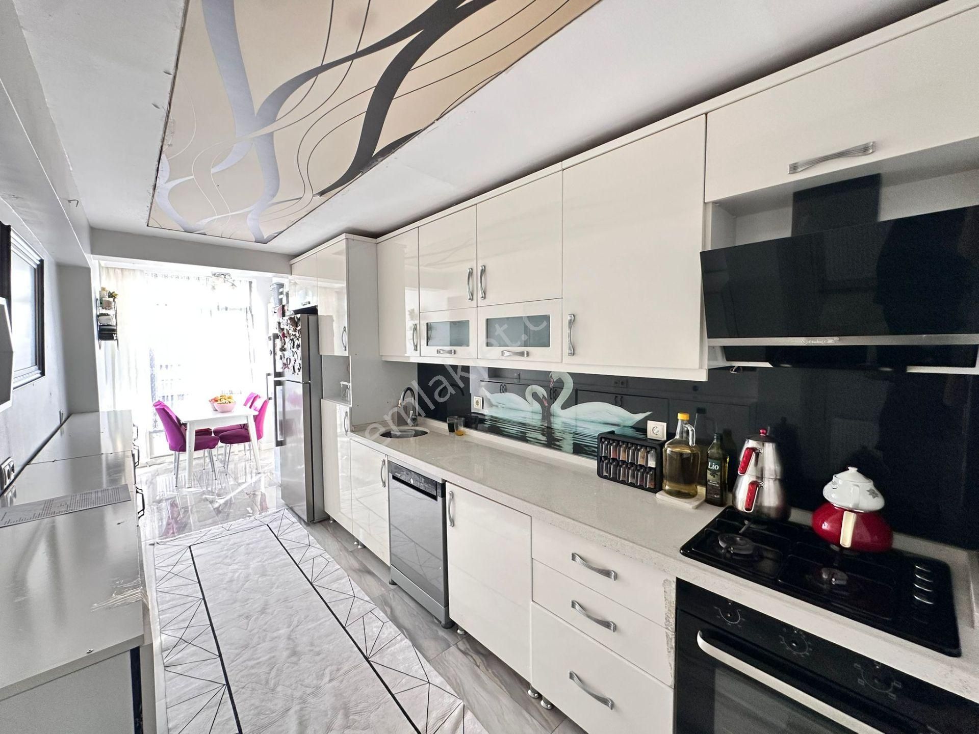 Vatan'dan Adnan Menderes Mahallesi Yeni Bina Asansörlü Orta Kat Masrafsız Satılık Daire