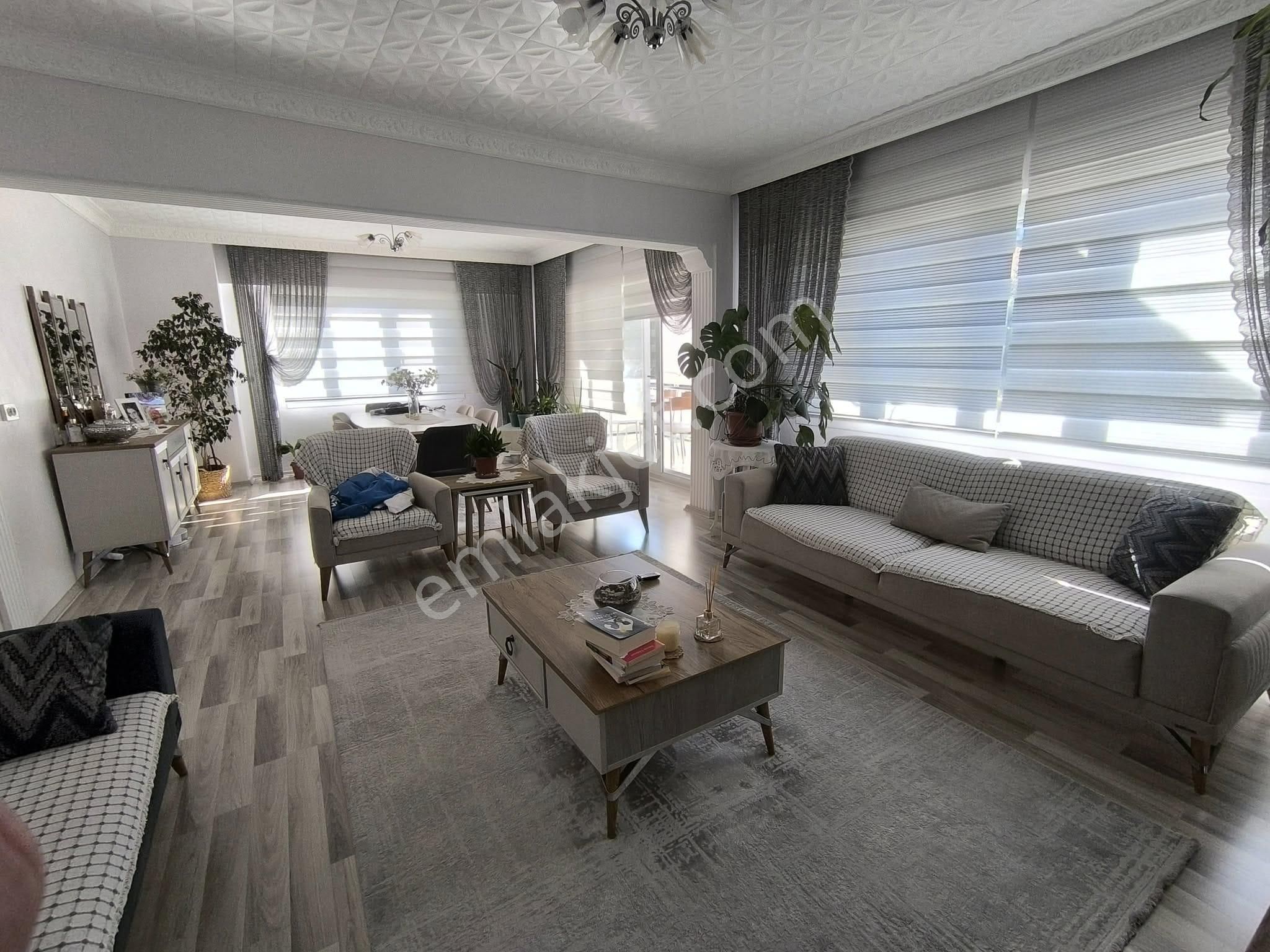 Kuşadası Merkezin Göbeğinde 2+1 İçi Yenilenmiş Daire ! - Görsel 4