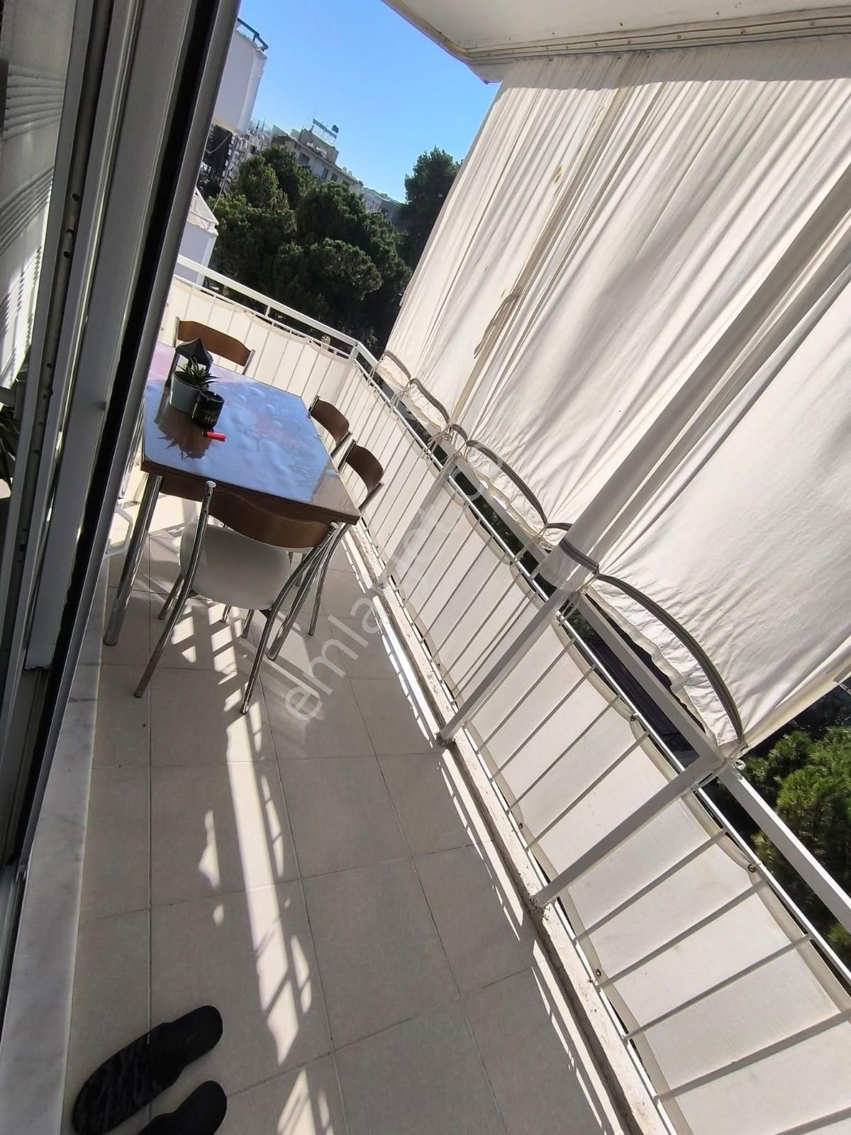 Kuşadası Merkezin Göbeğinde 2+1 İçi Yenilenmiş Daire ! - Görsel 5