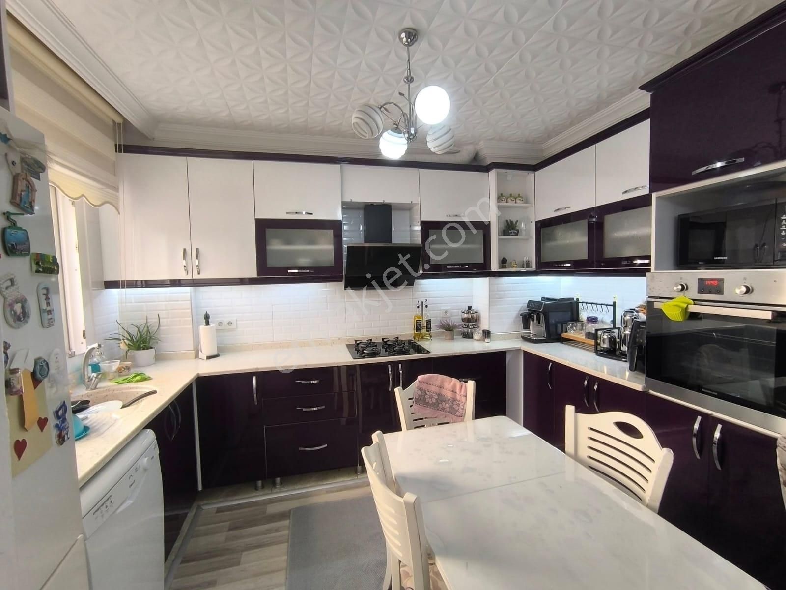 Kuşadası Merkezin Göbeğinde 2+1 İçi Yenilenmiş Daire ! - Görsel 2