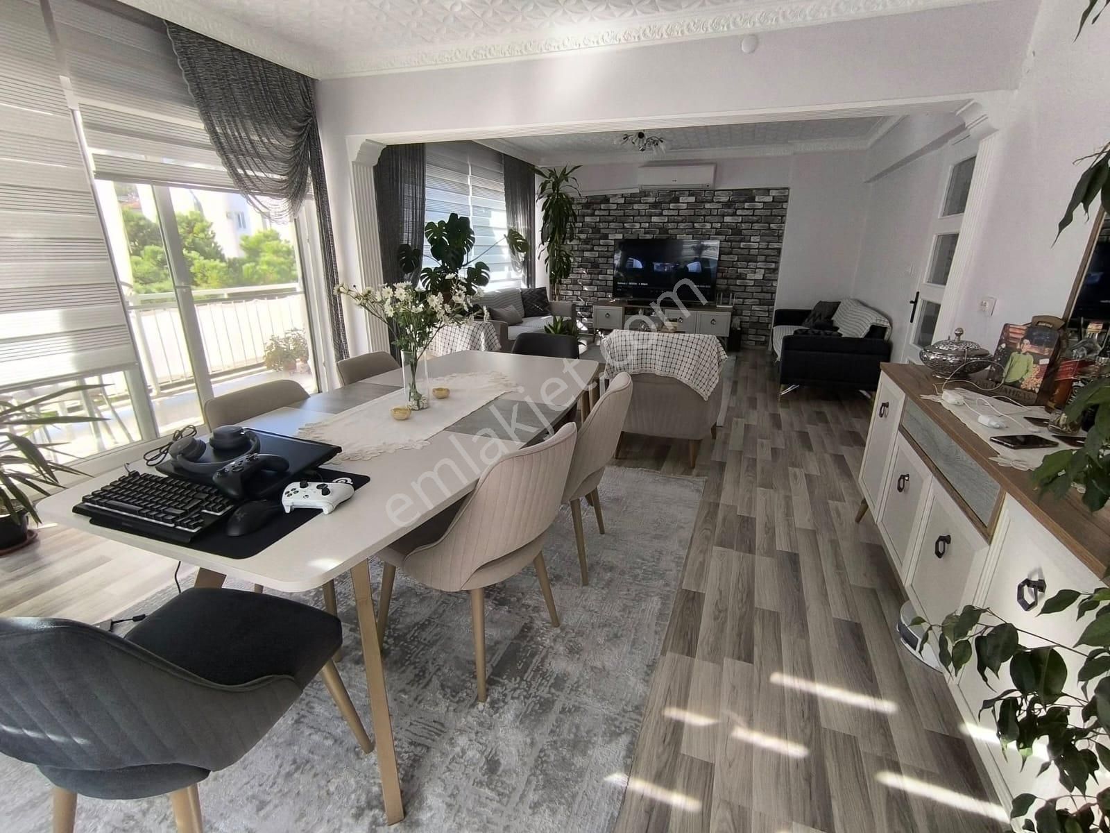 Kuşadası Merkezin Göbeğinde 2+1 İçi Yenilenmiş Daire !