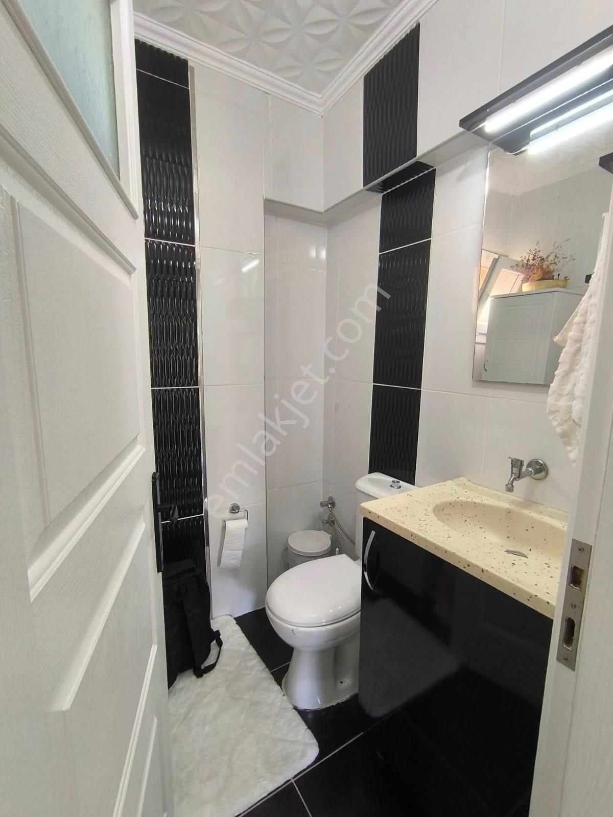 Kuşadası Merkezin Göbeğinde 2+1 İçi Yenilenmiş Daire ! - Görsel 9