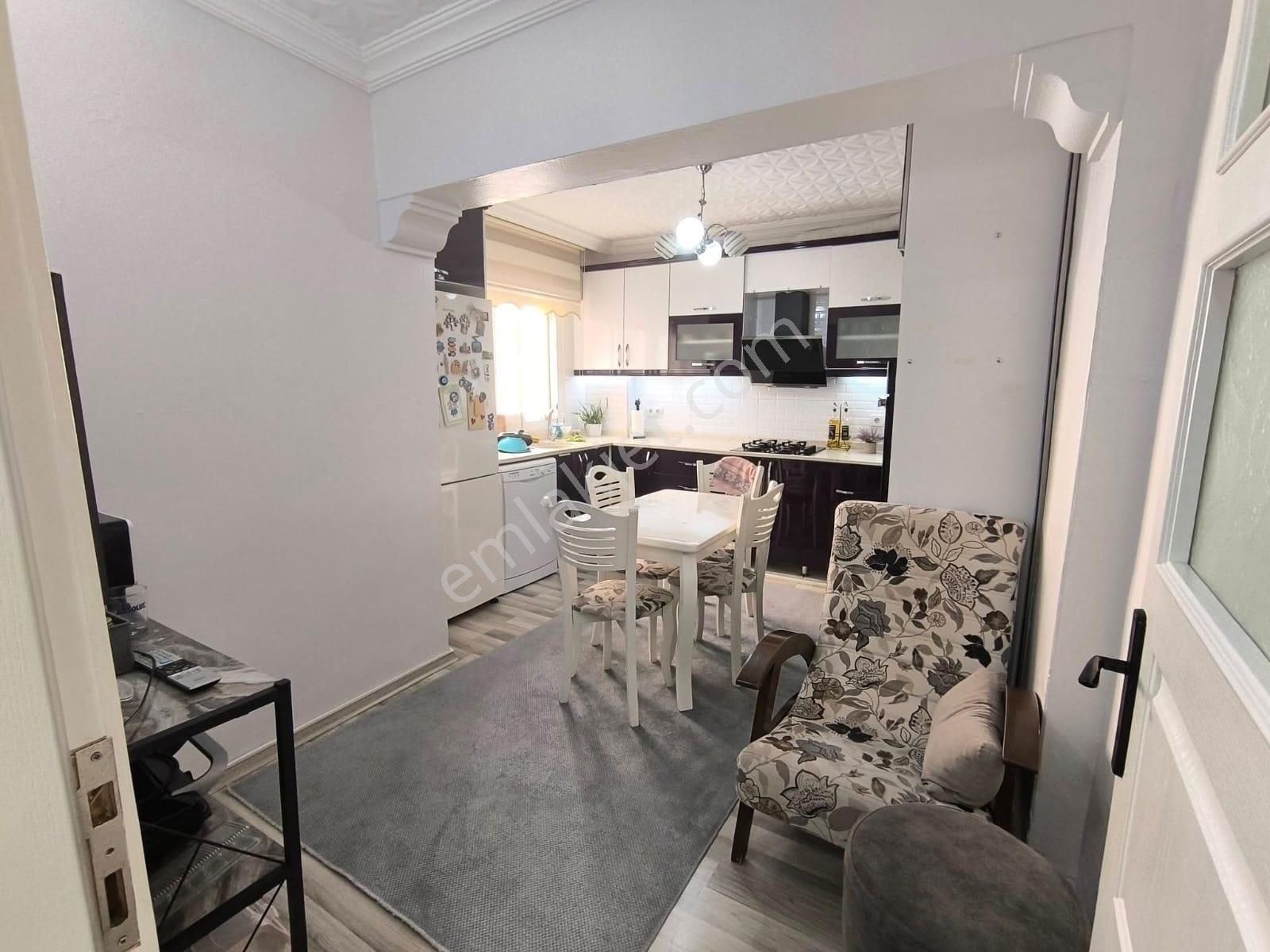 Kuşadası Merkezin Göbeğinde 2+1 İçi Yenilenmiş Daire ! - Görsel 7