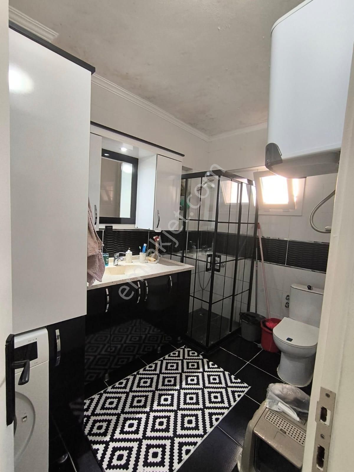 Kuşadası Merkezin Göbeğinde 2+1 İçi Yenilenmiş Daire ! - Görsel 6