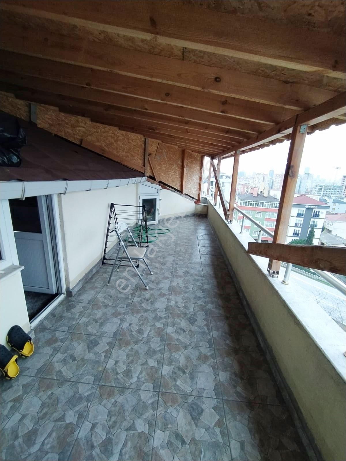 Mertcan Dan Uğurmumcu Mah Manzaralı 1+1 Çatı Katı Fırsat Kiralık - Görsel 14